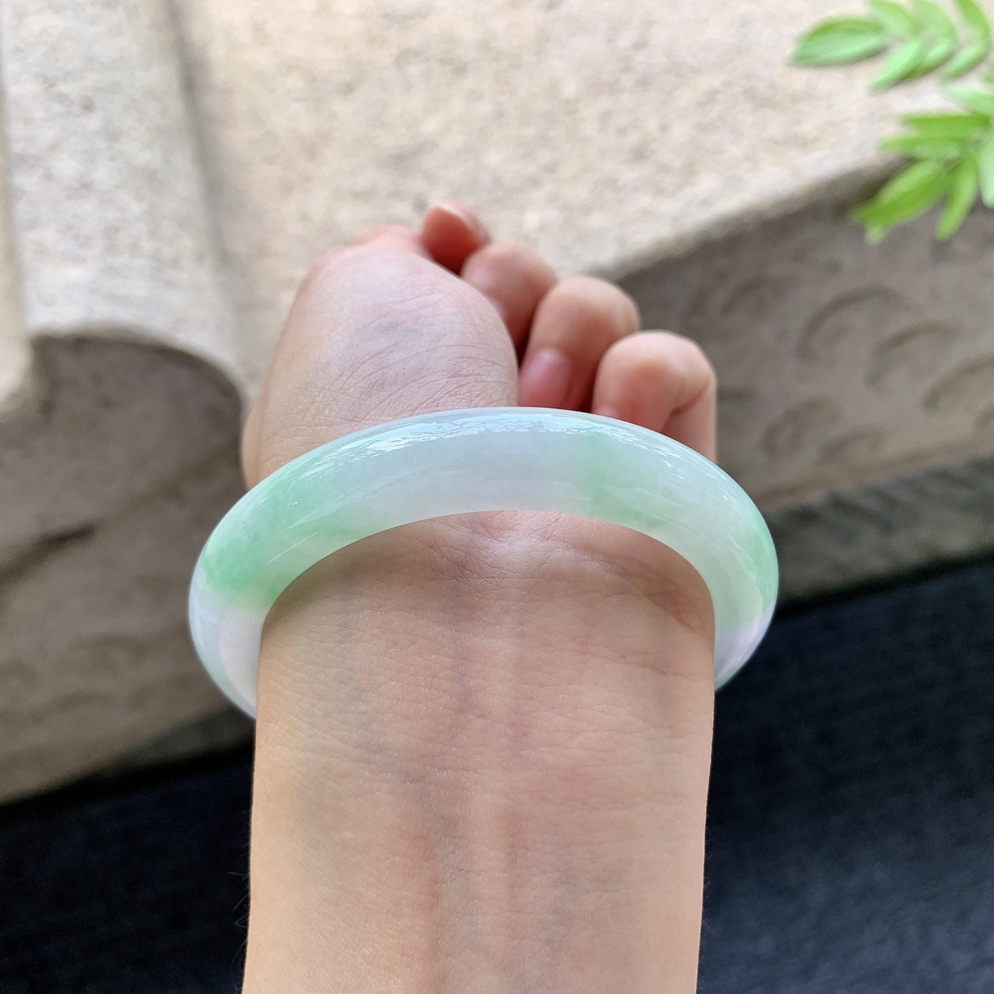 正圈53 54【圈口】54.2/10/8.5【编码】FL072577【描述】春彩，水润，种老，细腻，无裂