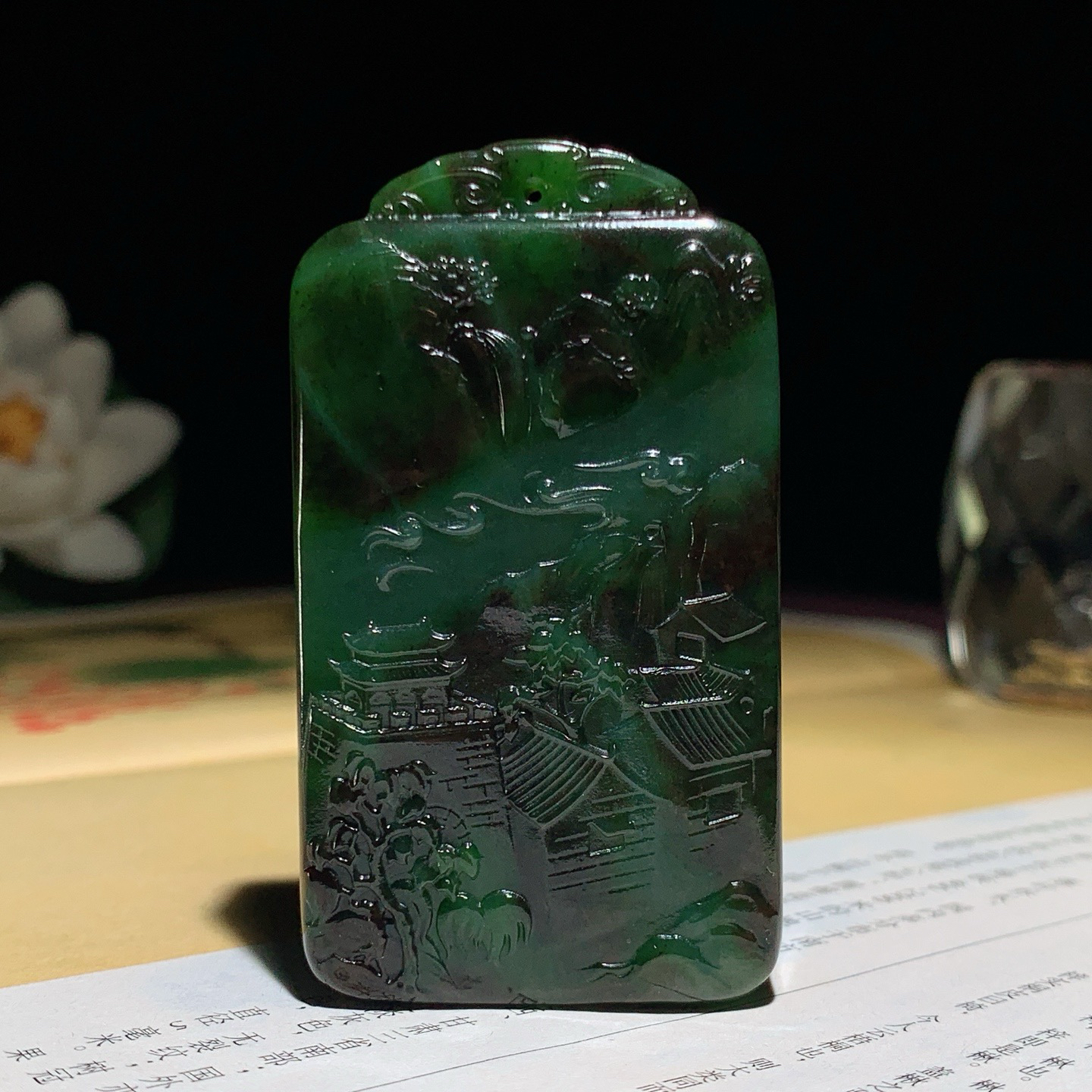 和田玉阳绿红皮料俄罗斯碧玉山水怡情挂件 尺寸60/34/12重62克 玉质细腻油润 底色纯净 脂粉好，品质好。lt260726
