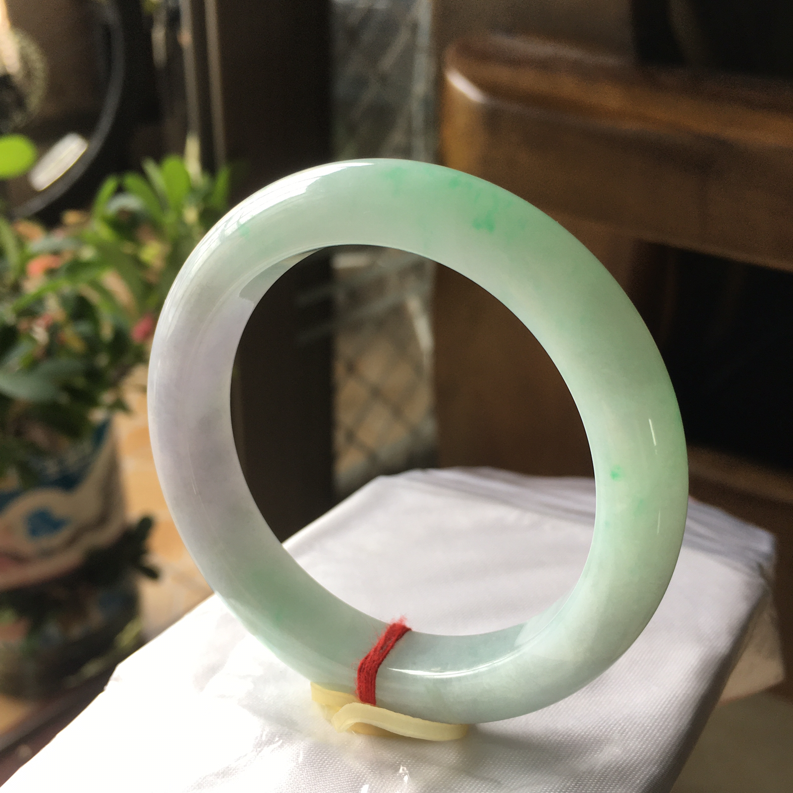 52圈口正圈飘绿手镯，版型正庄飘chunfai质地细腻水润，自然光实拍，尺寸：52.3*10.6*8.8（毫米）手工测量略有误差