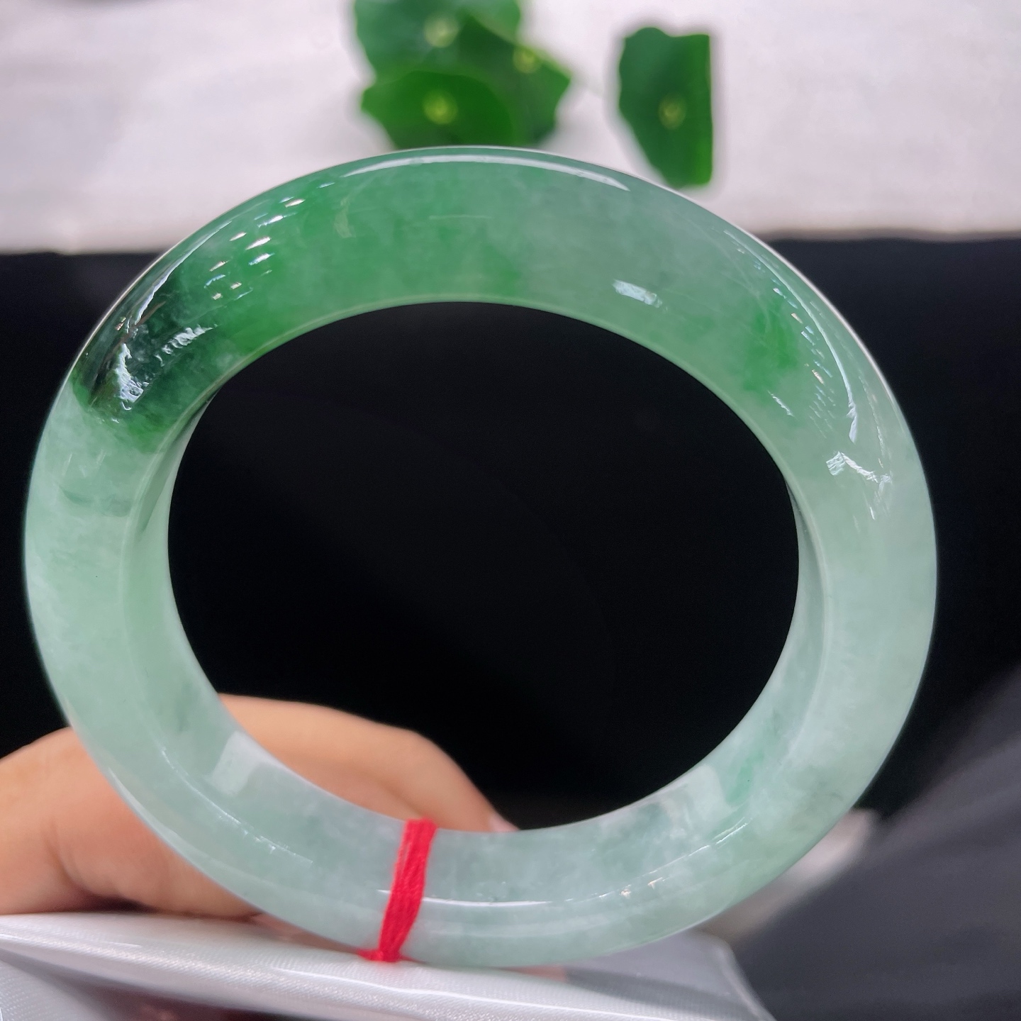 圈口54.5/12.3/9.4，飘阳绿正圈，54/55可戴，浅玉生烟翠，浓碧落玉环。无裂。