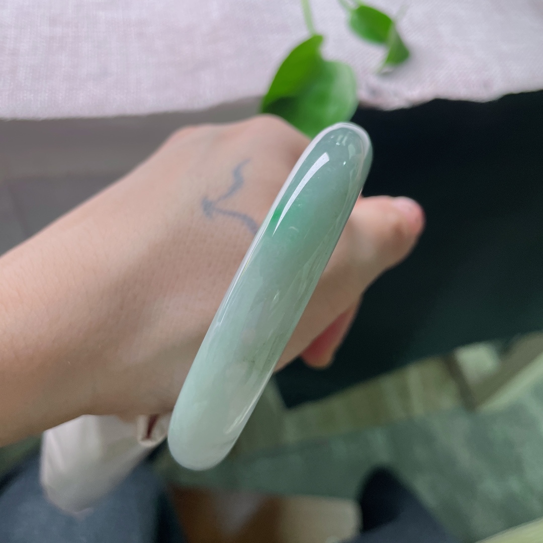 60.6/12.4/8.5，飘绿正圈，棉线，素润湖玉凝清辉，一点翠色落镯间，平添几分灵动生机，棉线，ss52134a