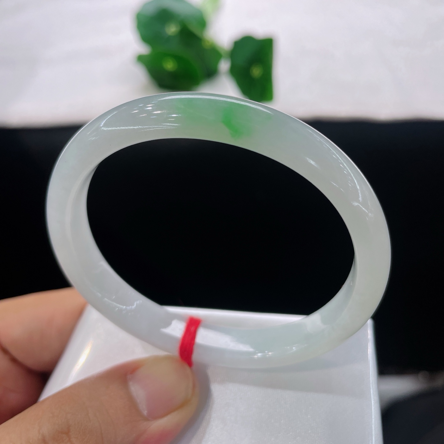 圈口56.5/9.5/6.2，白底青贵妃，54/55可戴，一点青痕随性晕开，不繁不乱，清灵雅致。无裂