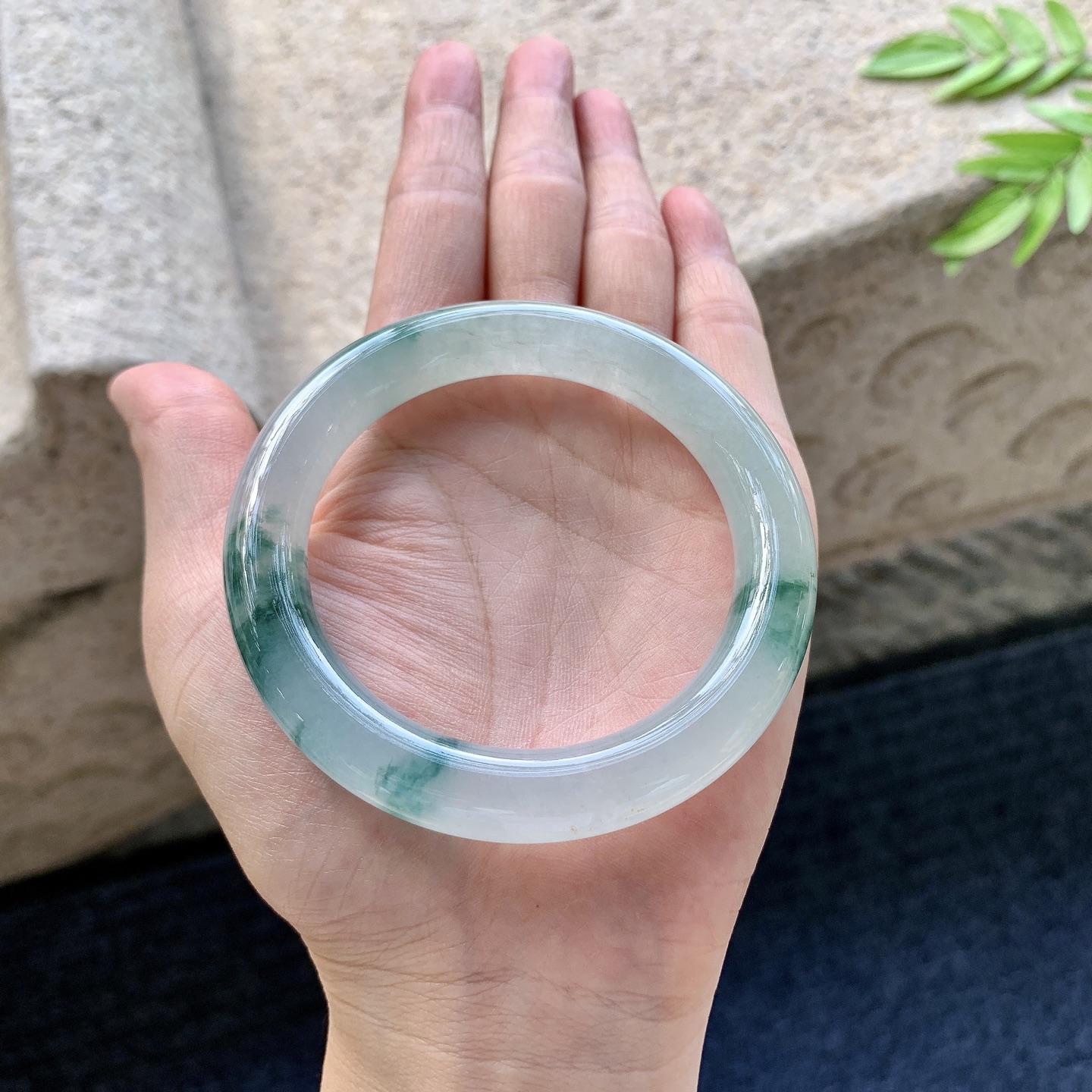 圆条53 54【圈口】54.7/10/10【编码】A1072524【描述】冰糯飘花，水润，种老，细腻，有纹线