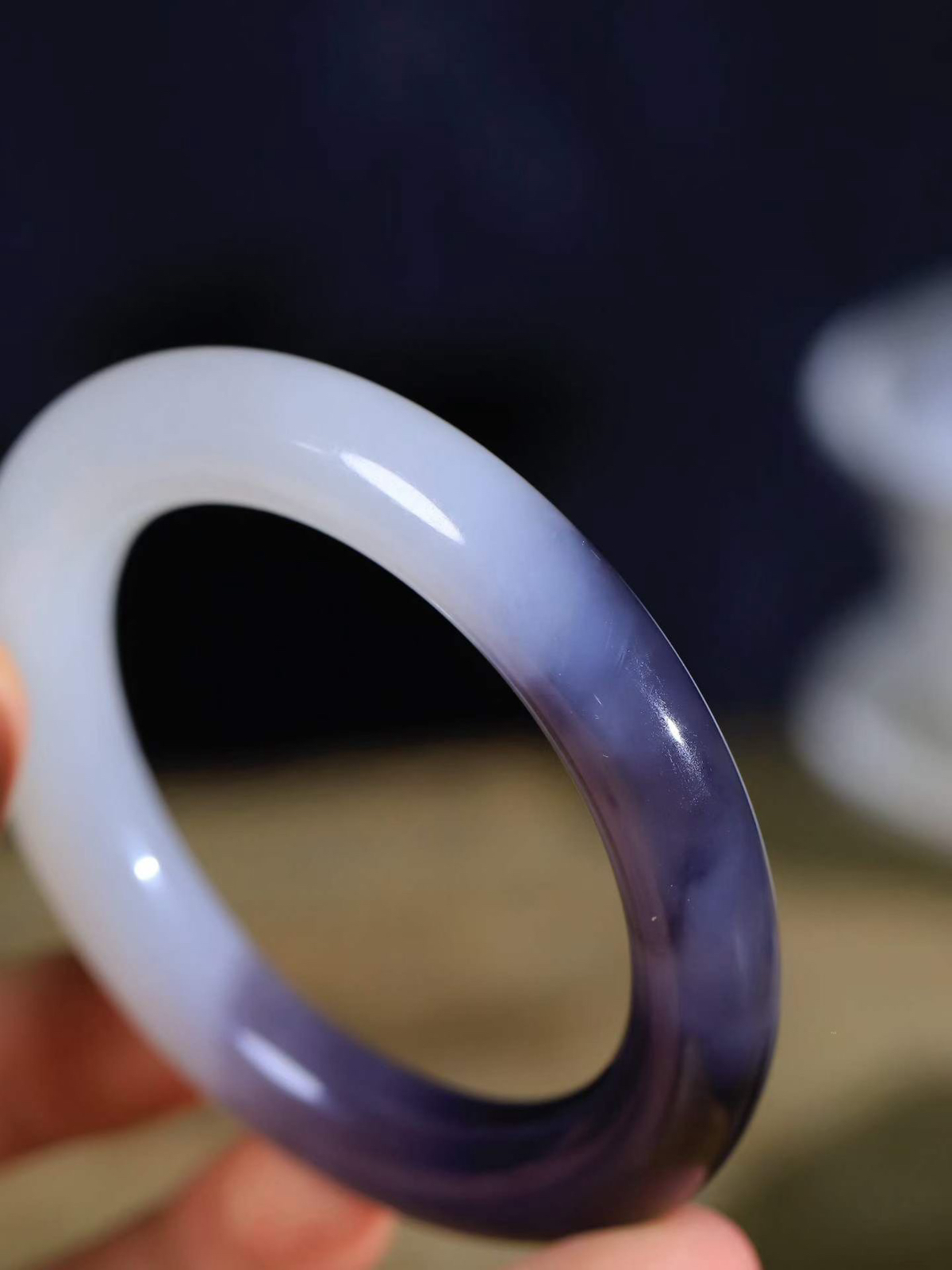 （一见倾心.手镯）

精品️和田玉白玉烟紫双色手镯，玉质温润细腻 油性十足 手感舒适，高华雅逸，线条流畅，简约大气，美自天成，素雅高贵。佩戴于腕间，婉约之美，举手投足间透出那低调奢华。重63克  内径54.5mm尺寸11.2-11.2mm  56702436A