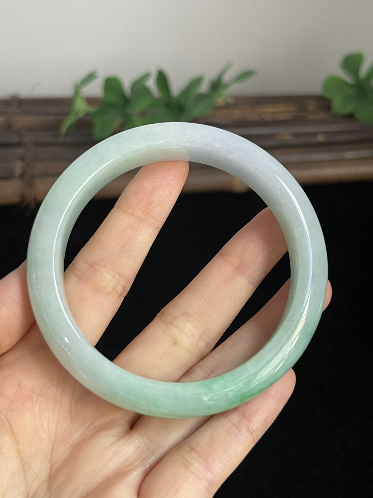 正圈58圈口，翡翠糯化种飘绿手镯