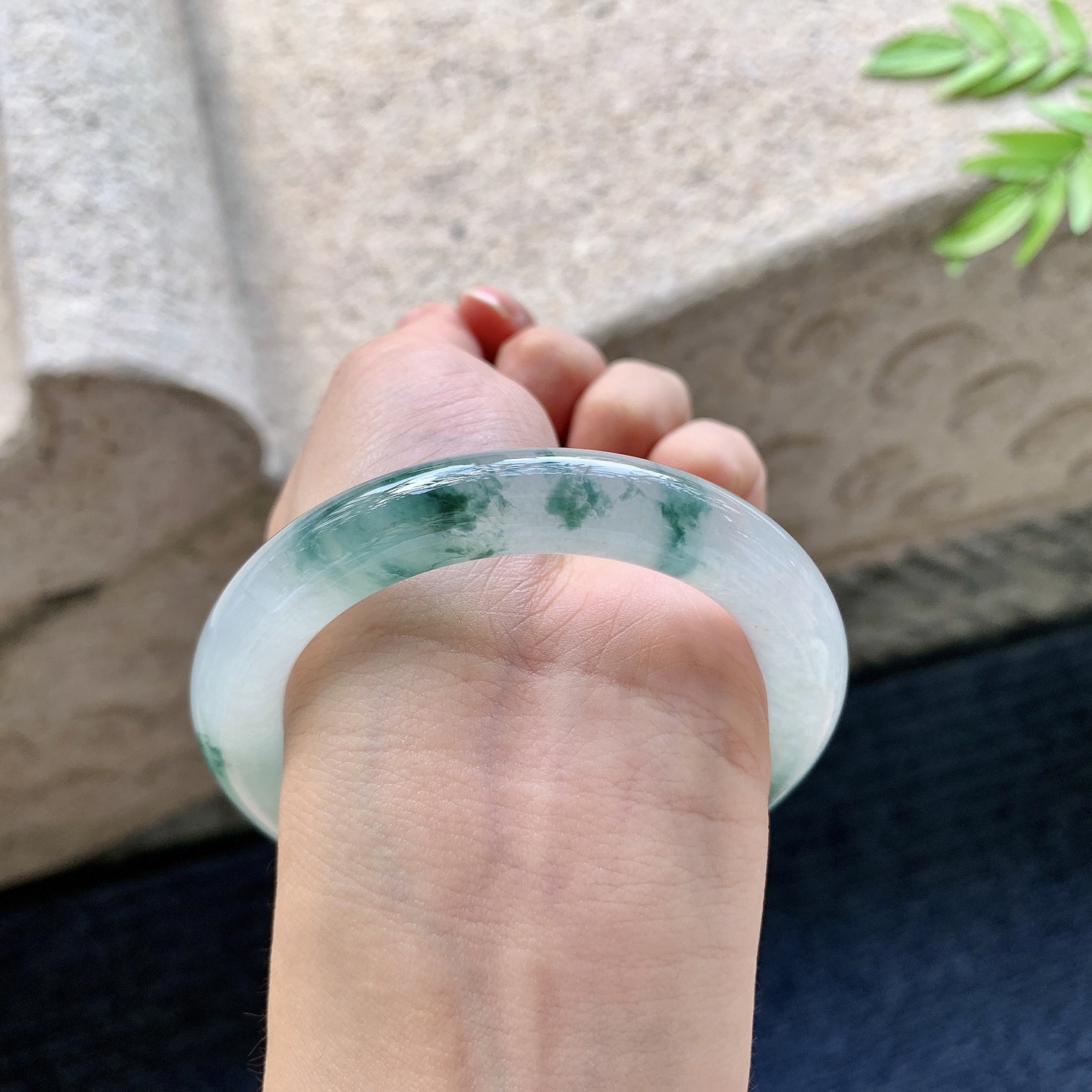 圆条53 54【圈口】54.7/10/10【编码】A1072524【描述】冰糯飘花，水润，种老，细腻，有纹线