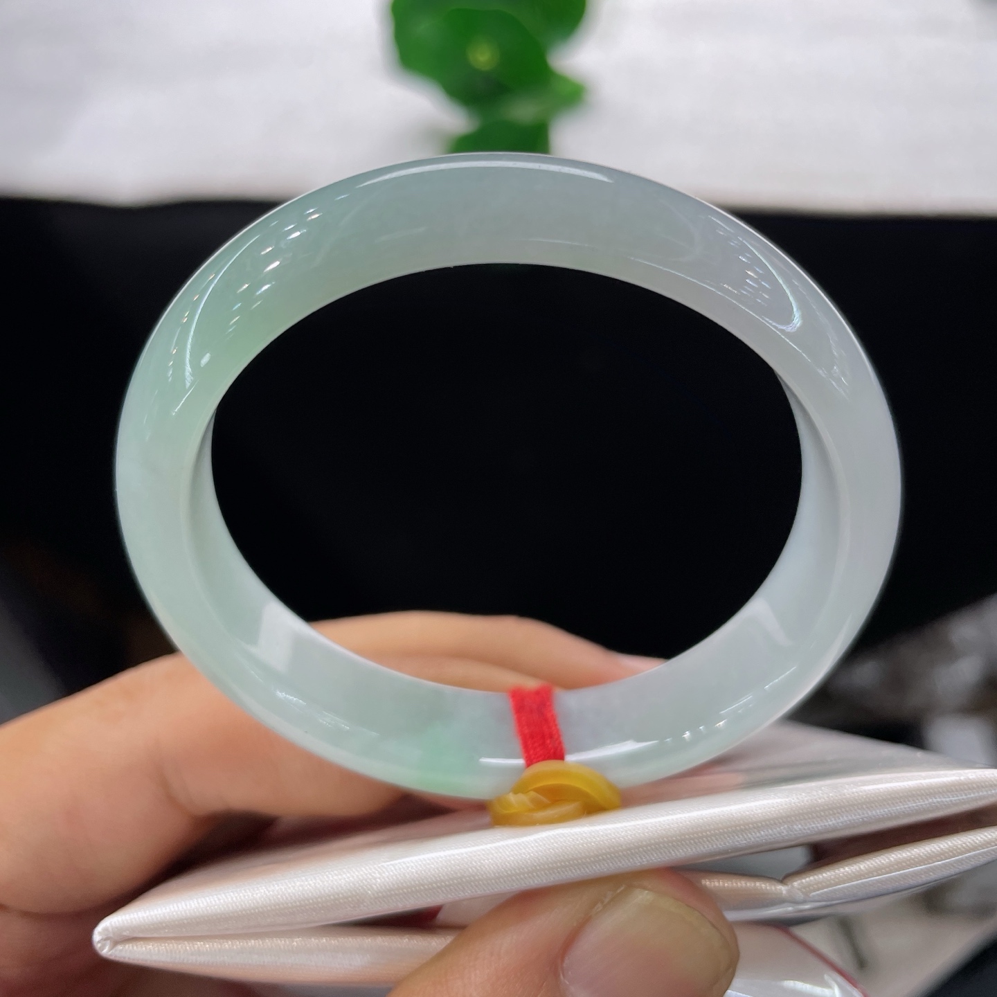 圈口53.6/12/6.6，淡绿底贵妃，52/53可戴，一抹柔翠静静晕在镯身，水光细腻温润，色彩清淡