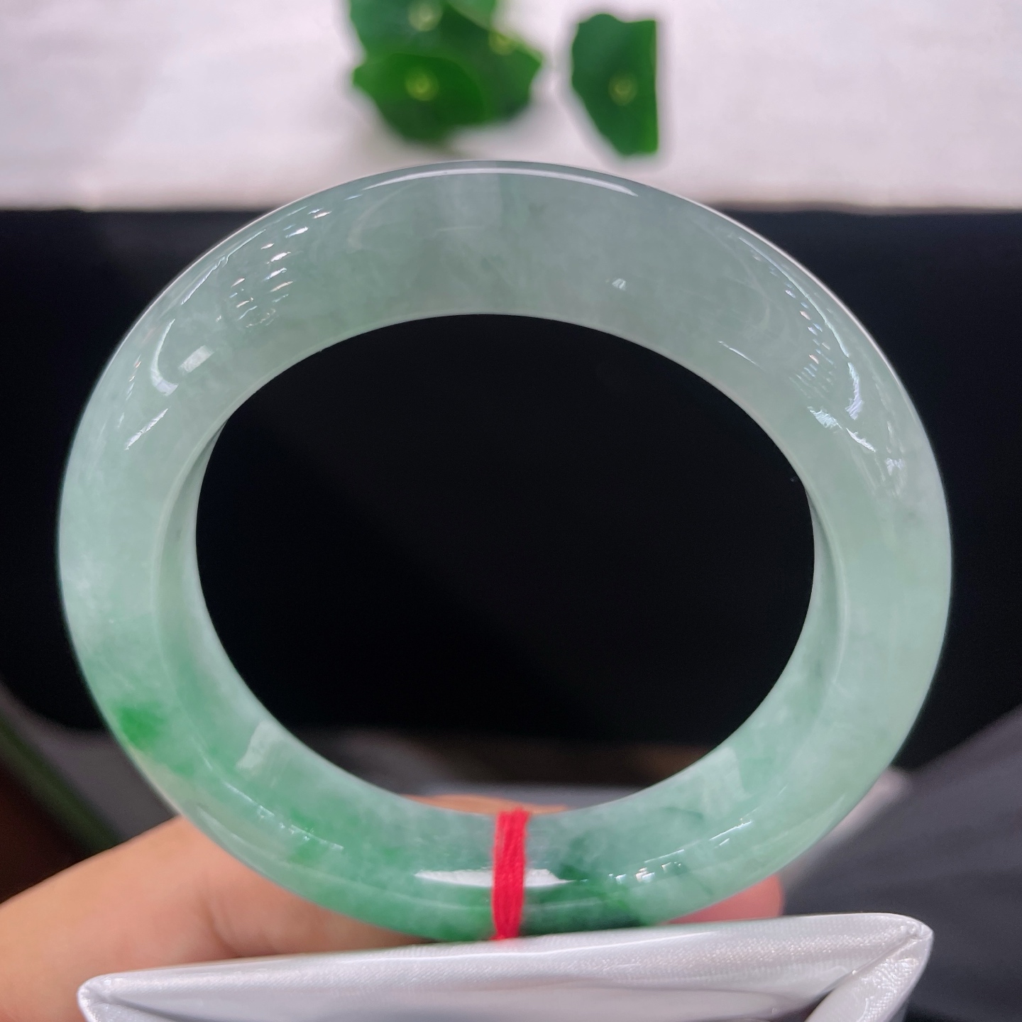 圈口54.5/12.3/9.4，飘阳绿正圈，54/55可戴，浅玉生烟翠，浓碧落玉环。无裂。