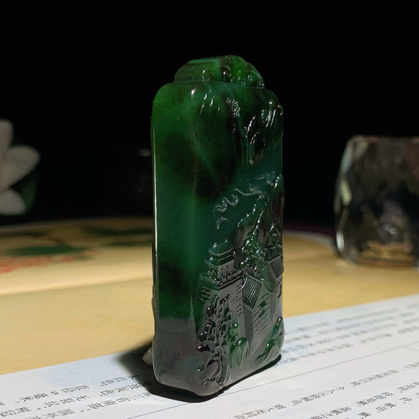 和田玉阳绿红皮料俄罗斯碧玉山水怡情挂件 尺寸60/34/12重62克 玉质细腻油润 底色纯净 脂粉好，品质好。lt260726