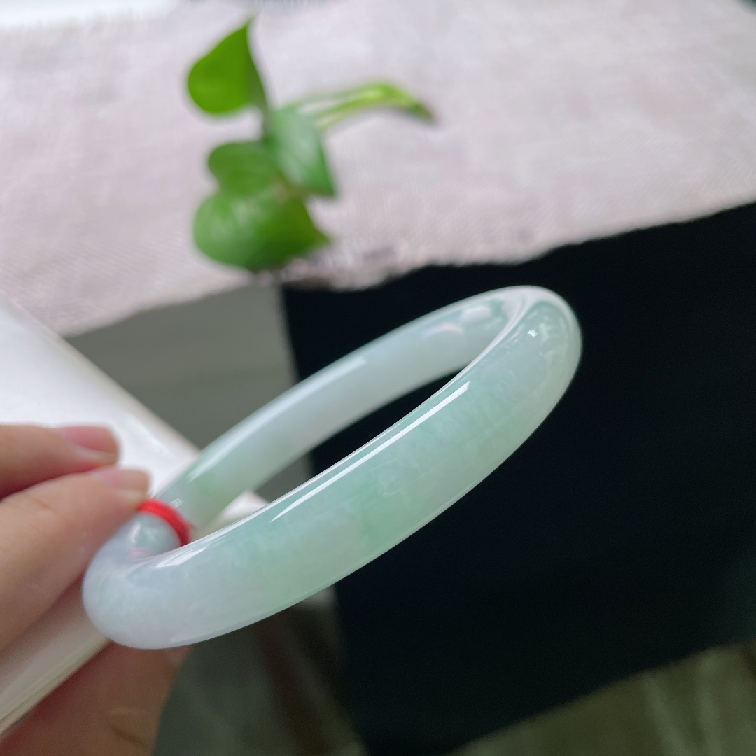 57.6/10.2，绿底正圈，冰润浅晴水美人条玉镯，细条衬腕纤细，清透柔光尽显清雅气质。ss54952a。