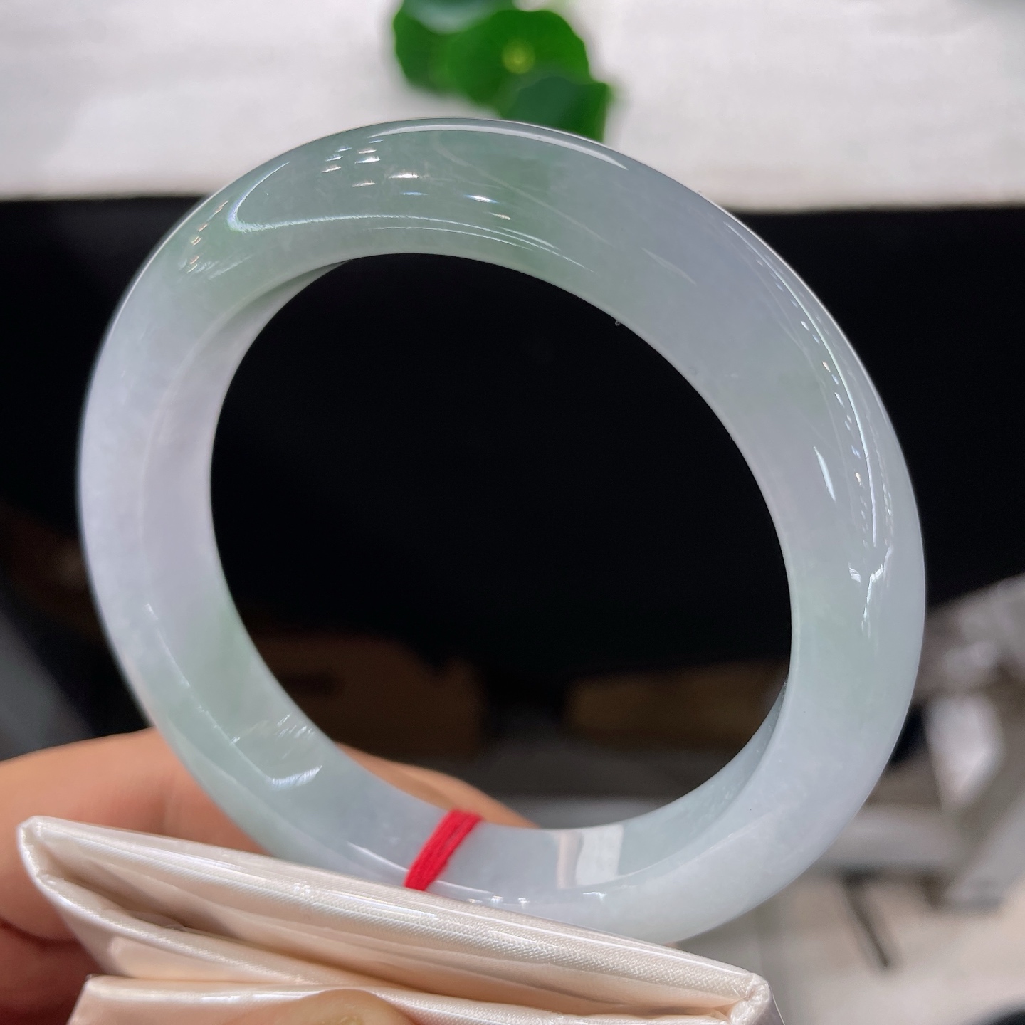 圈口60.1/12.8/9.6，冰飘花正圈，59/60可戴，凝霜玉为骨，揉浅翠成烟，几缕青痕轻落素镯，无裂。