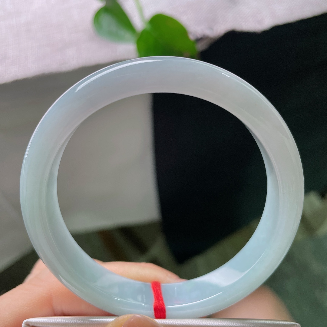 57.9/11.8/7.5，蓝底正圈，清爽自然，落落大方，百搭款，时尚不挑肤色，无裂，56105a
