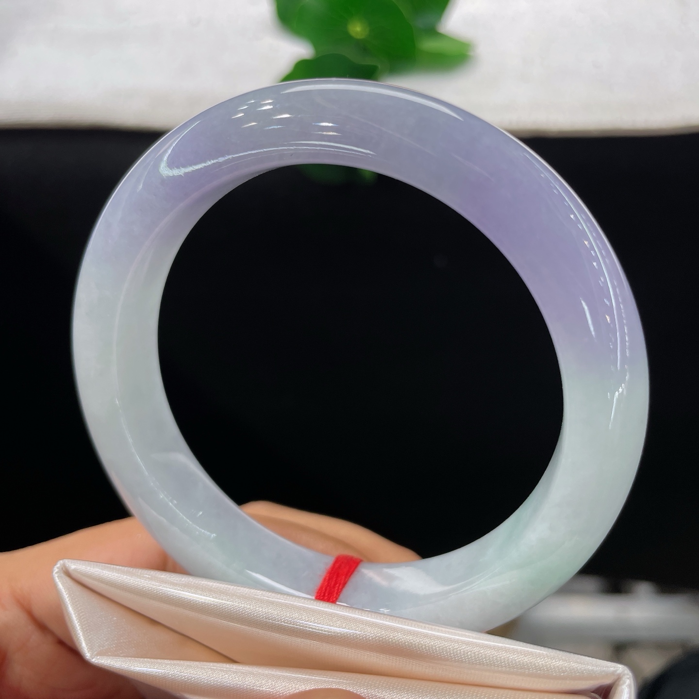 圈口58.4/11.9/9.4，春彩正圈，57/58可戴，浅碧为底，暮紫衔边，冰肌玉环揉入春日青岚与暮色紫云。无裂