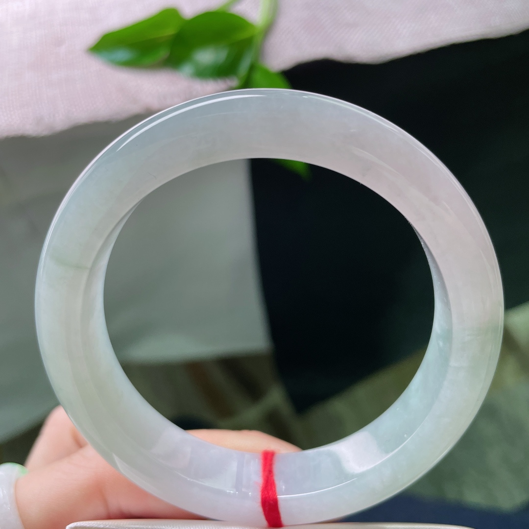 57.4/12.8/9.2，浅绿底正圈，肉质细腻干净，淡雅清纯，既有内涵又不失单调。无裂，ss55096a
