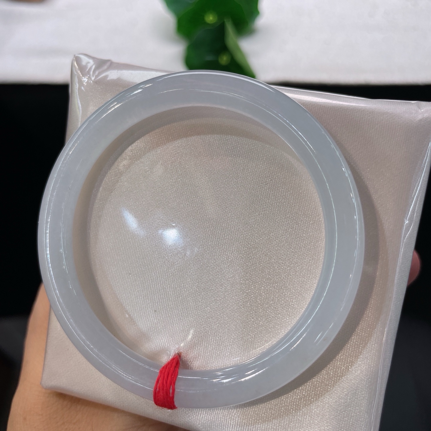 圈口57/7.3，白冰美人镯，57/58可戴，1. 莹玉凝霜色，素镯揽清光，无裂