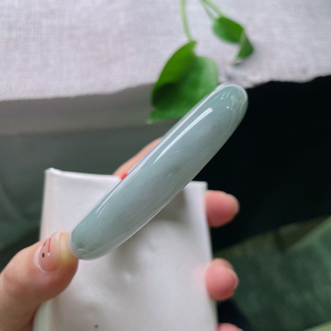 60.6/12.4/8.5，飘绿正圈，棉线，素润湖玉凝清辉，一点翠色落镯间，平添几分灵动生机，棉线，ss52134a