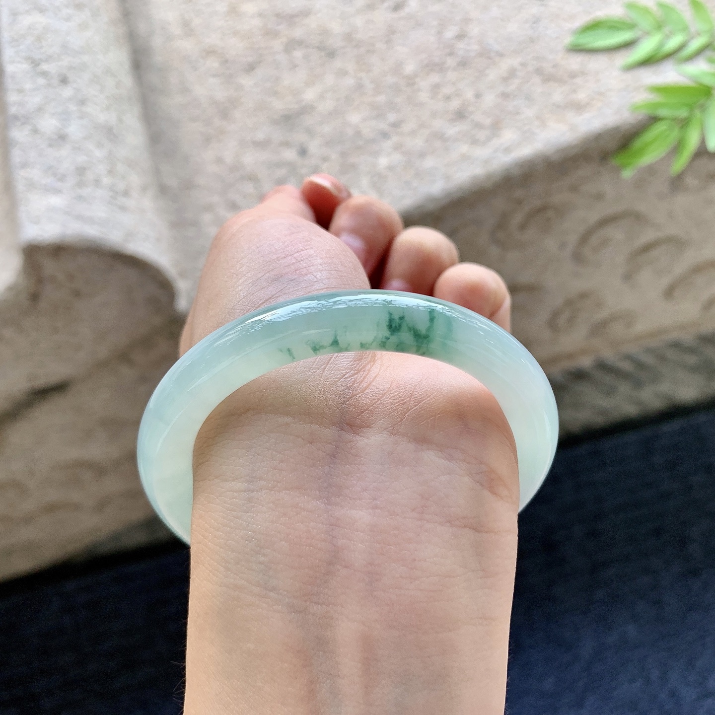 圆条53 54【圈口】54.2/8.4/8.8【编码】T1072578【描述】糯冰飘花，水润，种老，细腻，打灯有棉线
