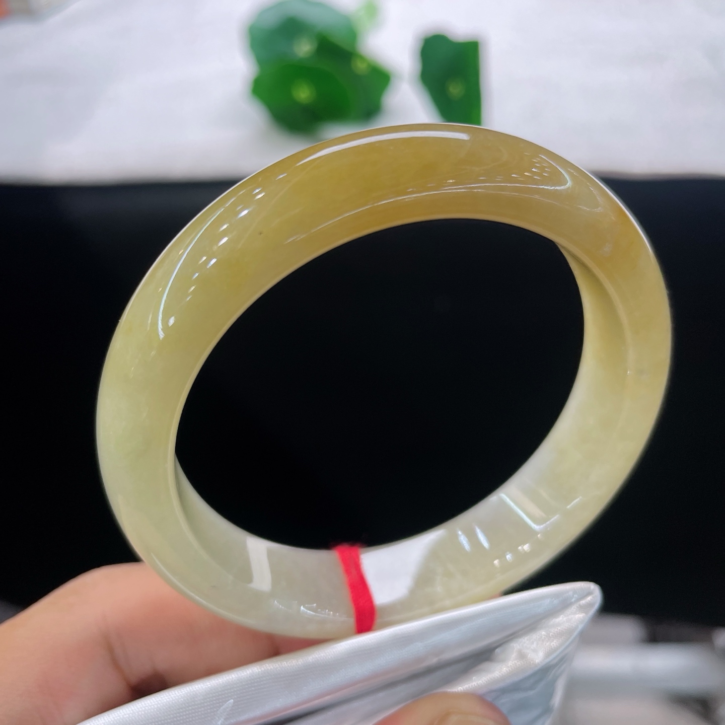 圈口55.7/13/7.6，天然黄翡正圈，55/56可戴，蜜黄清润流转，柔光缱绻绵长，微微棉