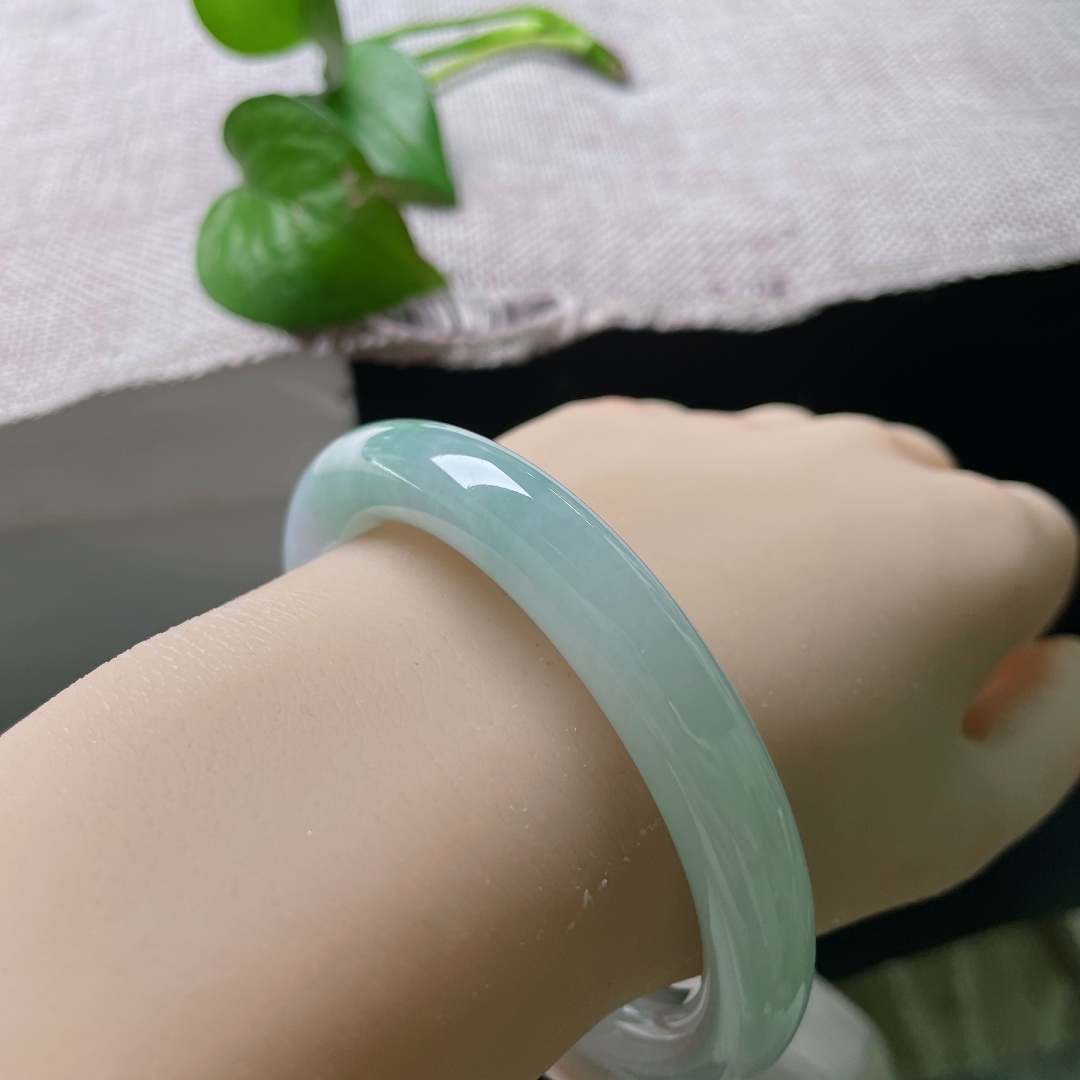 57.6/10.2，绿底正圈，冰润浅晴水美人条玉镯，细条衬腕纤细，清透柔光尽显清雅气质。ss54952a。