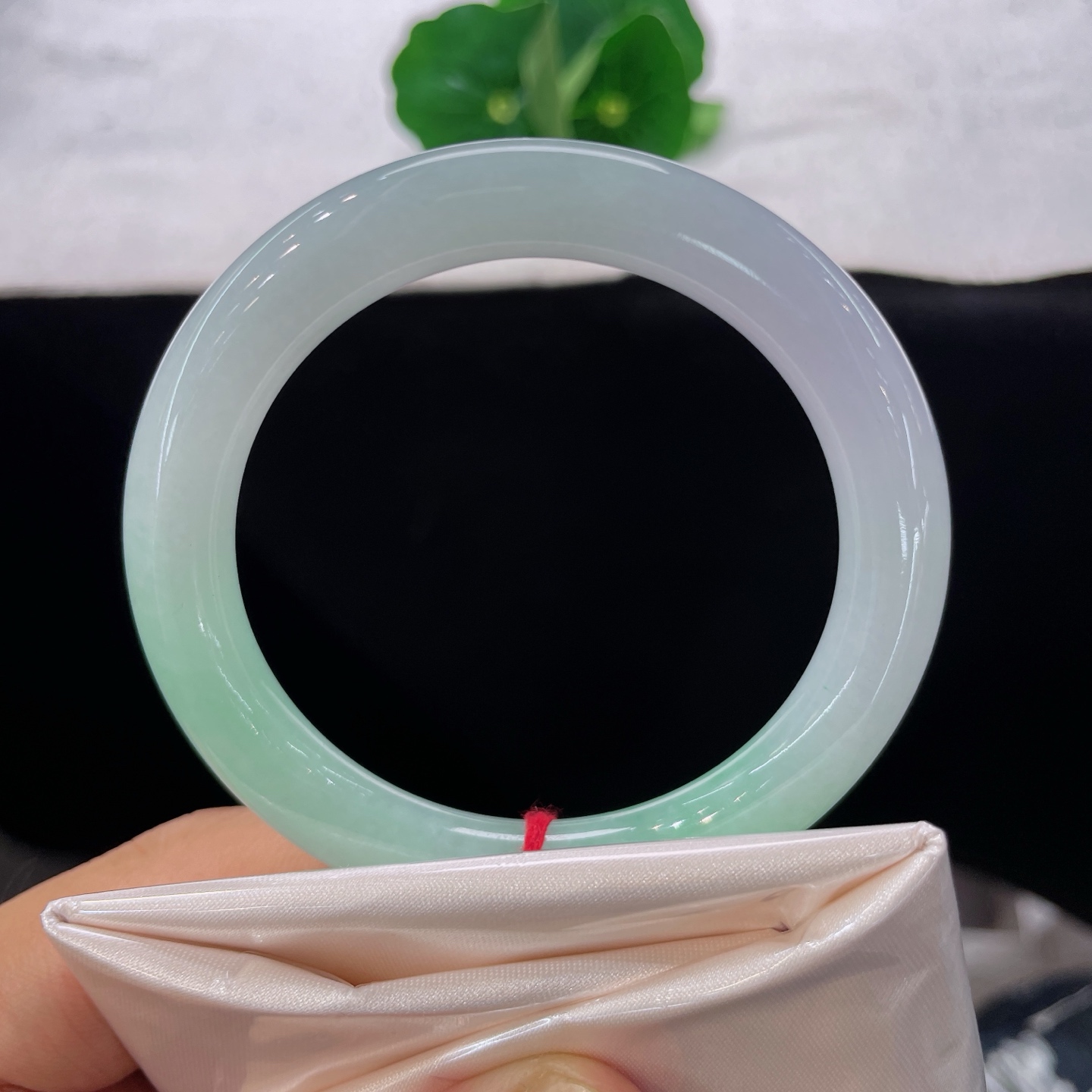 圈口51.8/8.6，淡春彩圆条，52/53正圈可戴，一半冰润柔紫，一半清新甜绿，双色交融。无裂
