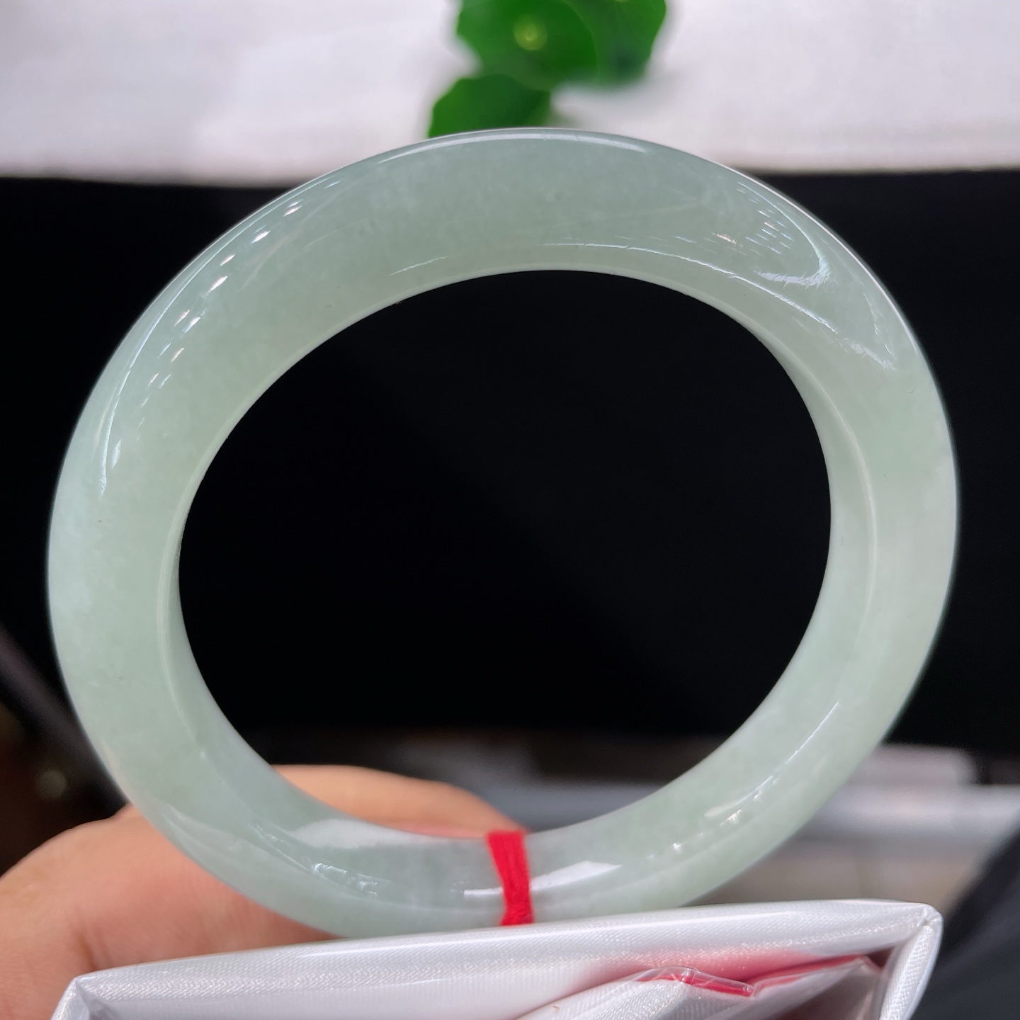 圈口58.5/10.2/9.5，晴底正圈，58/59可戴，一整圈温润晴水浅翠，水光柔和静谧，无裂