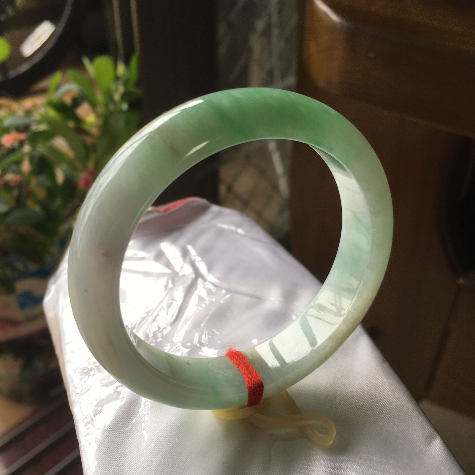 52圈口正圈飘绿手镯，版型正庄飘绿，质地细腻水润，自然光实拍，尺寸：52.8*12.7*7.9（毫米）手工测量略有误差