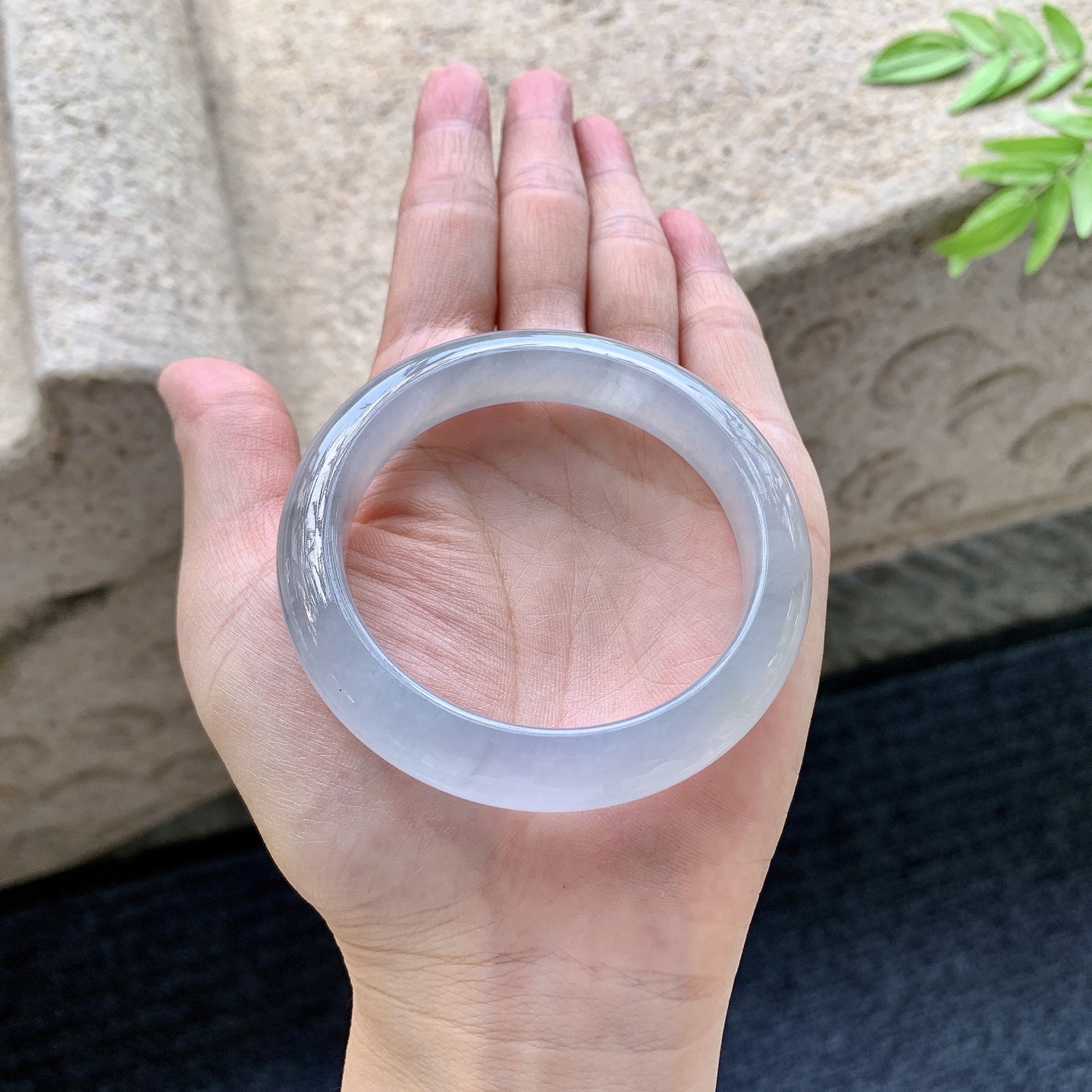 正圈 圈口52/10.5/8 编码DZ072583 描述冰糯飘乌鸡，水润，种老，细腻，有絮线