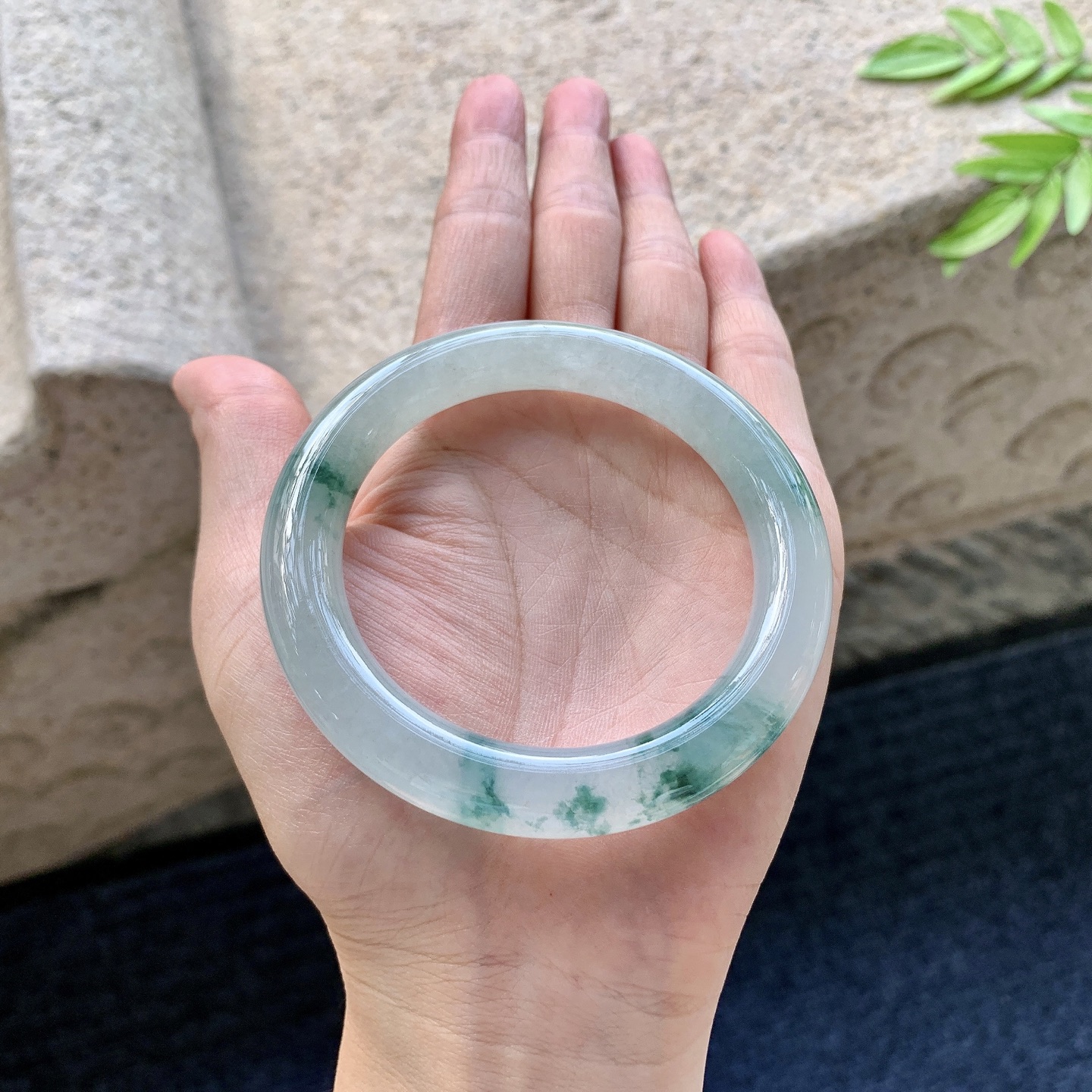 圆条53 54【圈口】54.7/10/10【编码】A1072524【描述】冰糯飘花，水润，种老，细腻，有纹线