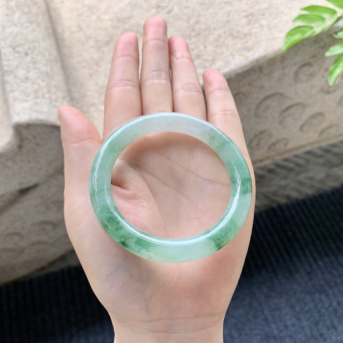 圆条50 51【圈口】51/9.4/8.8【编码】A1072750【描述】冰糯飘绿，水润，种老，细腻