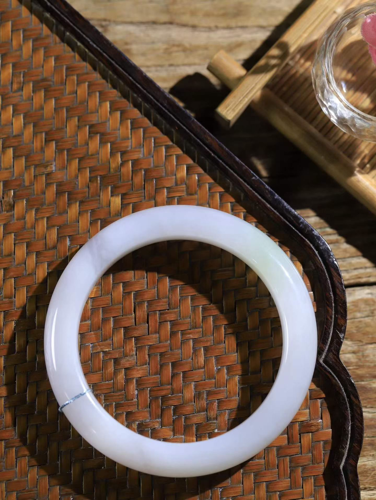 【腕间柔情.手镯】   

精品️和田玉双色手镯 玉质温润细腻 油性十足 古朴秀雅 轻抚岁月的栏杆软香温玉，腕间玉镯轻轻晃动，令人情动心间，撷一缕月末的芬芳，把心思铺陈，时光静美，惟有你最温柔。重53.5克   内径54mm  尺寸11.9-8.9mm  46702455A