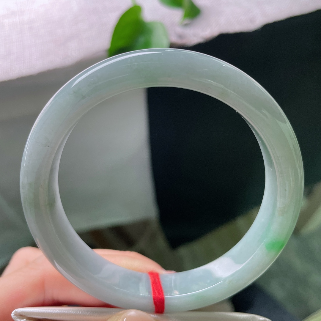 60.6/12.4/8.5，飘绿正圈，棉线，素润湖玉凝清辉，一点翠色落镯间，平添几分灵动生机，棉线，
