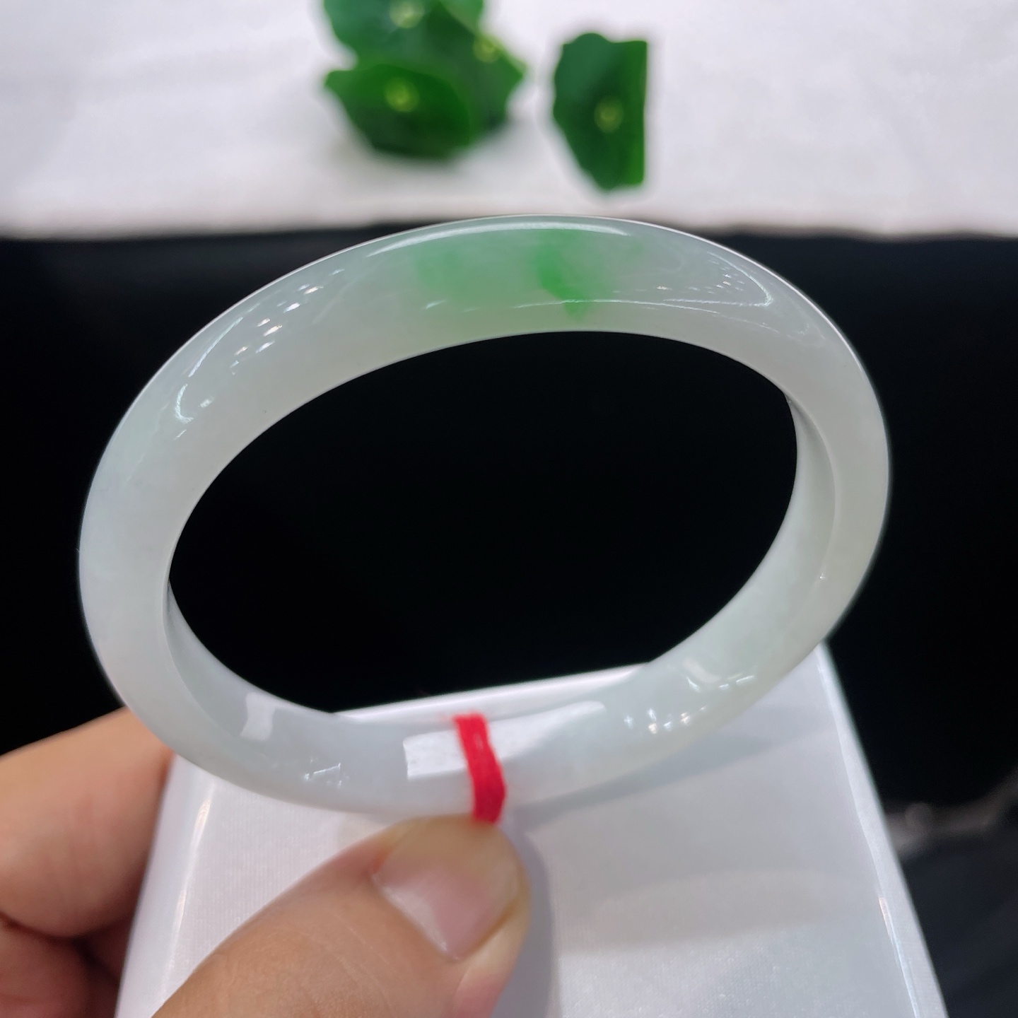 圈口56.5/9.5/6.2，白底青贵妃，54/55可戴，一点青痕随性晕开，不繁不乱，清灵雅致。无裂