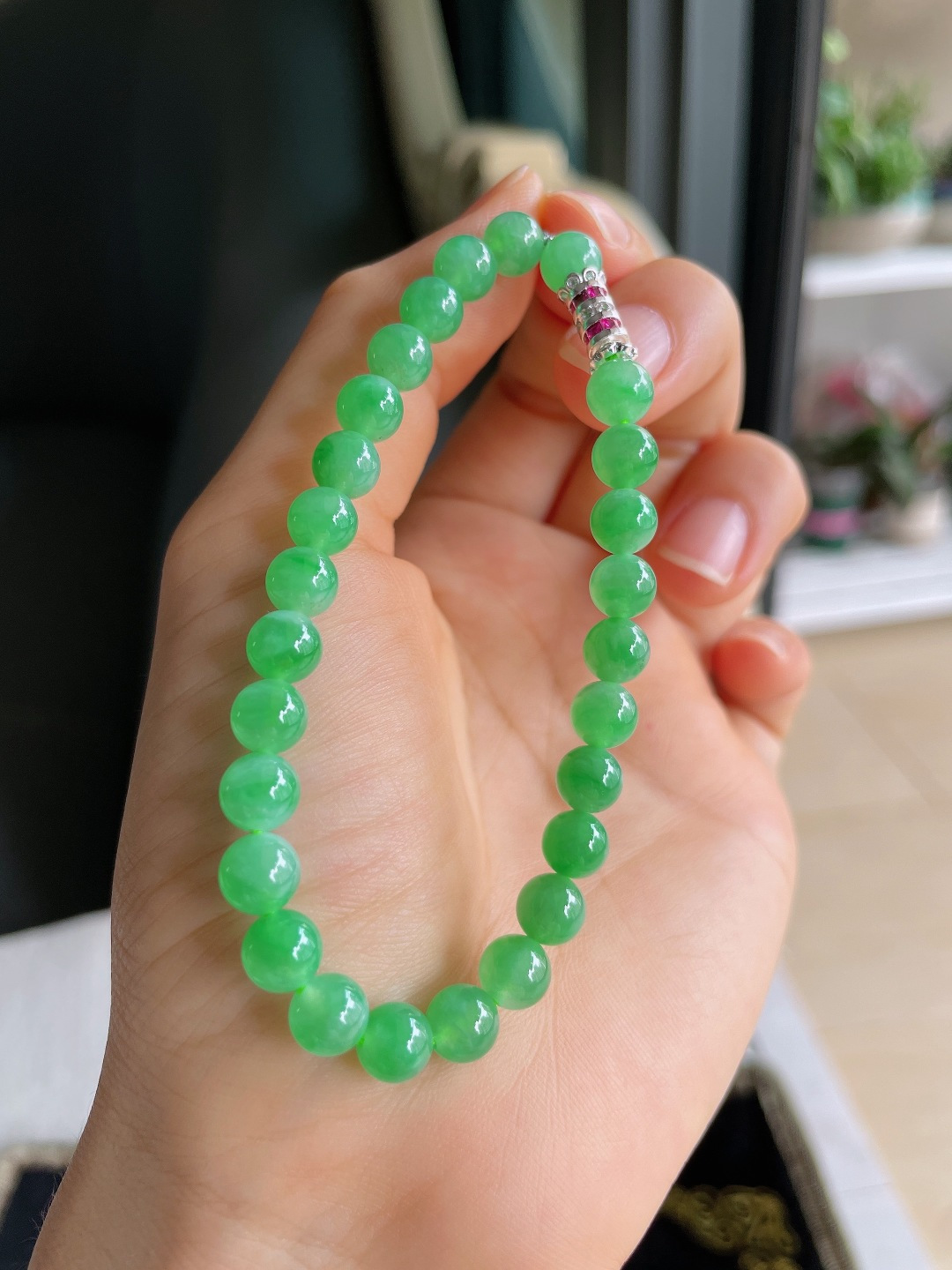 天然翡翠A货，冰满绿手串，尺寸：6.6mm。【编4439】