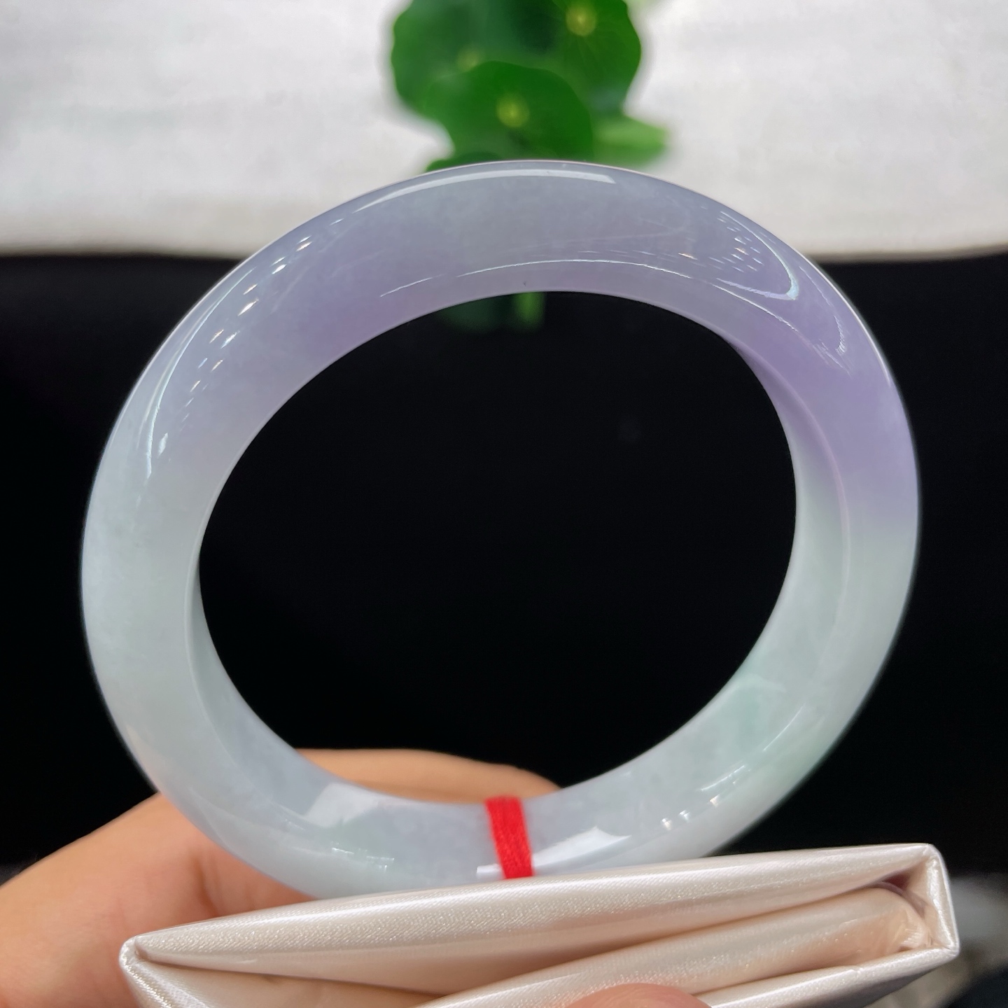 圈口58.4/11.9/9.4，春彩正圈，57/58可戴，浅碧为底，暮紫衔边，冰肌玉环揉入春日青岚与暮色紫云。无裂