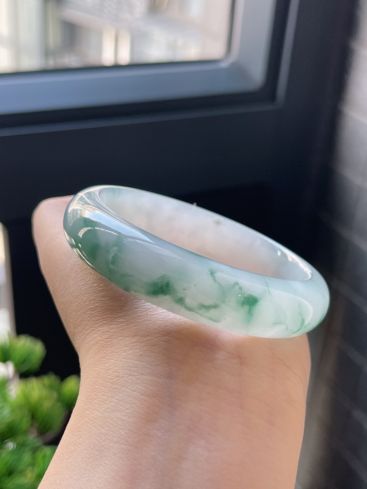 正圈58.6圈口，翡翠冰糯种飘绿手镯