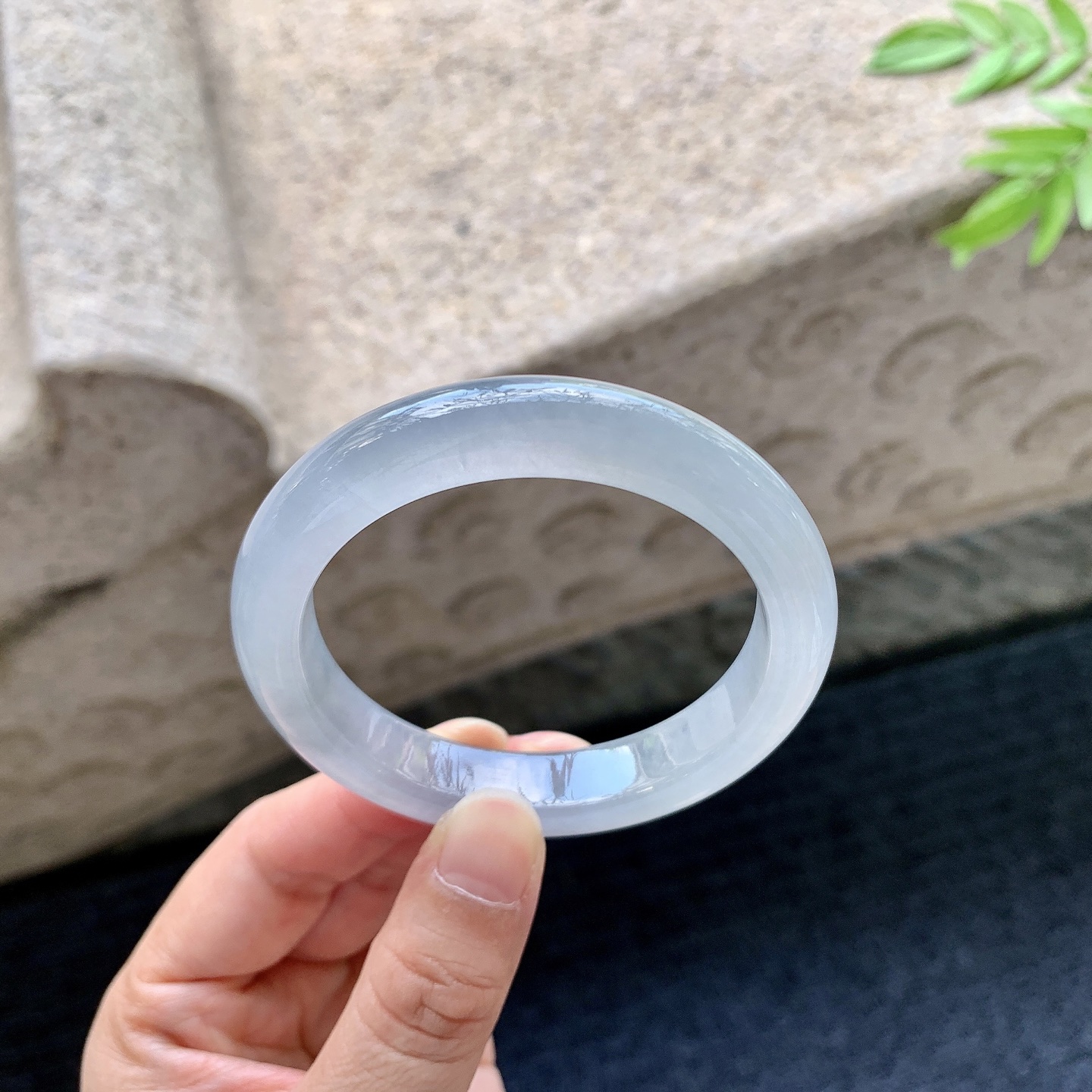 正圈 圈口52/10.5/8 编码DZ072583 描述冰糯飘乌鸡，水润，种老，细腻，有絮线
