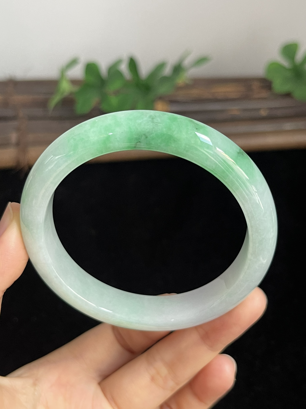 正圈58圈口，翡翠糯化种飘绿手镯