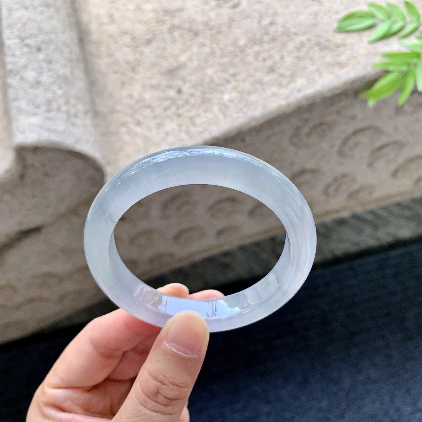 正圈 圈口52/10.5/8 编码DZ072583 描述冰糯飘乌鸡，水润，种老，细腻，有絮线