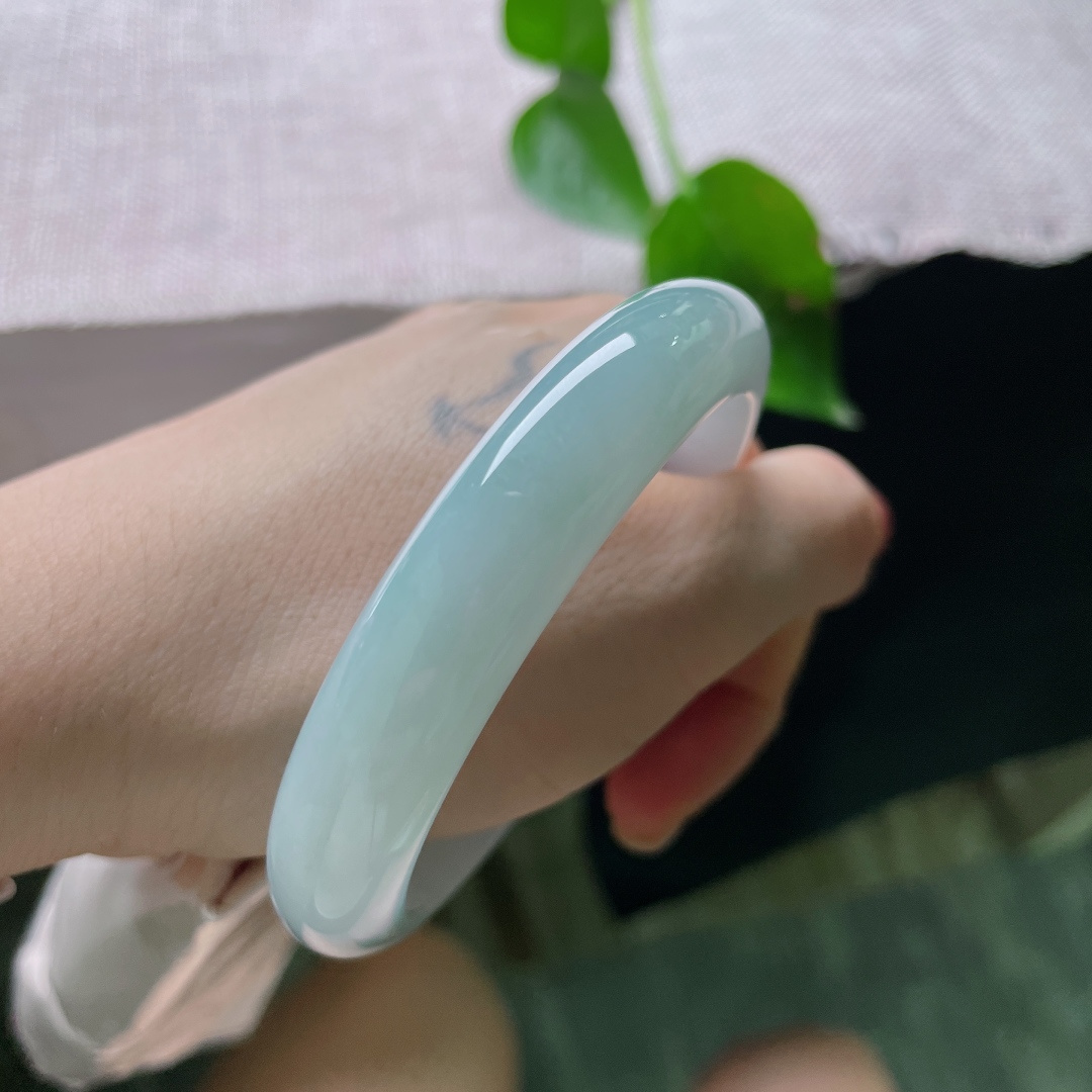 57.7/12.1/7.5，蓝底正圈，一半淡紫，半生琉璃，如梦似幻，水润，细腻，无裂，56111a