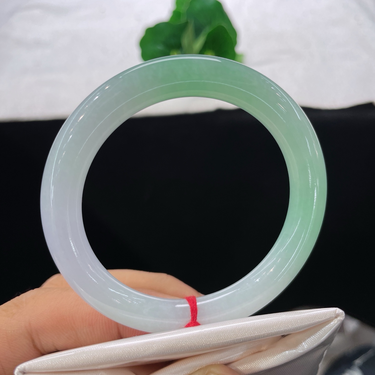 圈口51.8/8.6，淡春彩圆条，52/53正圈可戴，一半冰润柔紫，一半清新甜绿，双色交融。无裂