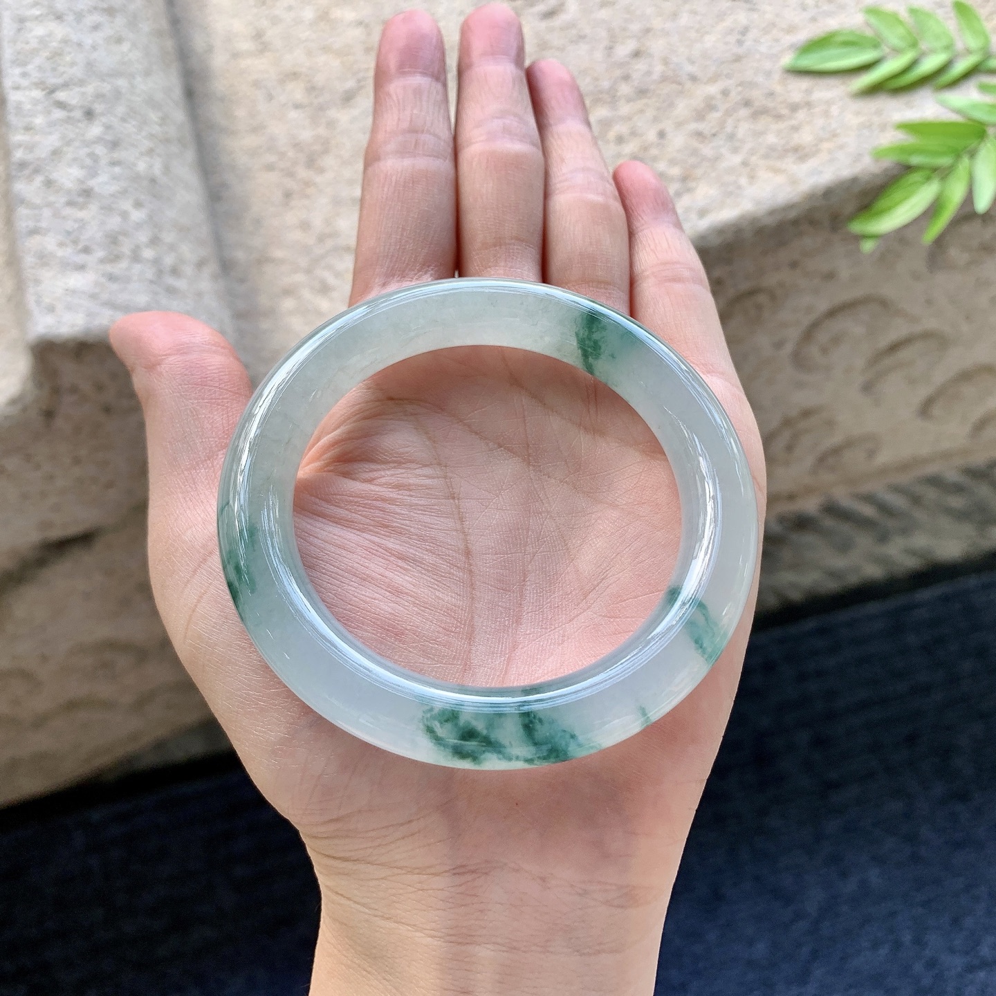 圆条53 54【圈口】54.7/10/10【编码】A1072524【描述】冰糯飘花，水润，种老，细腻