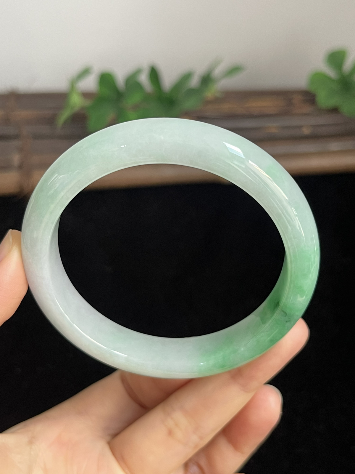 正圈58圈口，翡翠糯化种飘绿手镯