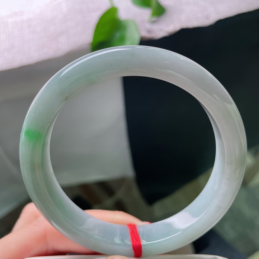 60.6/12.4/8.5，飘绿正圈，棉线，素润湖玉凝清辉，一点翠色落镯间，平添几分灵动生机，棉线，ss52134a