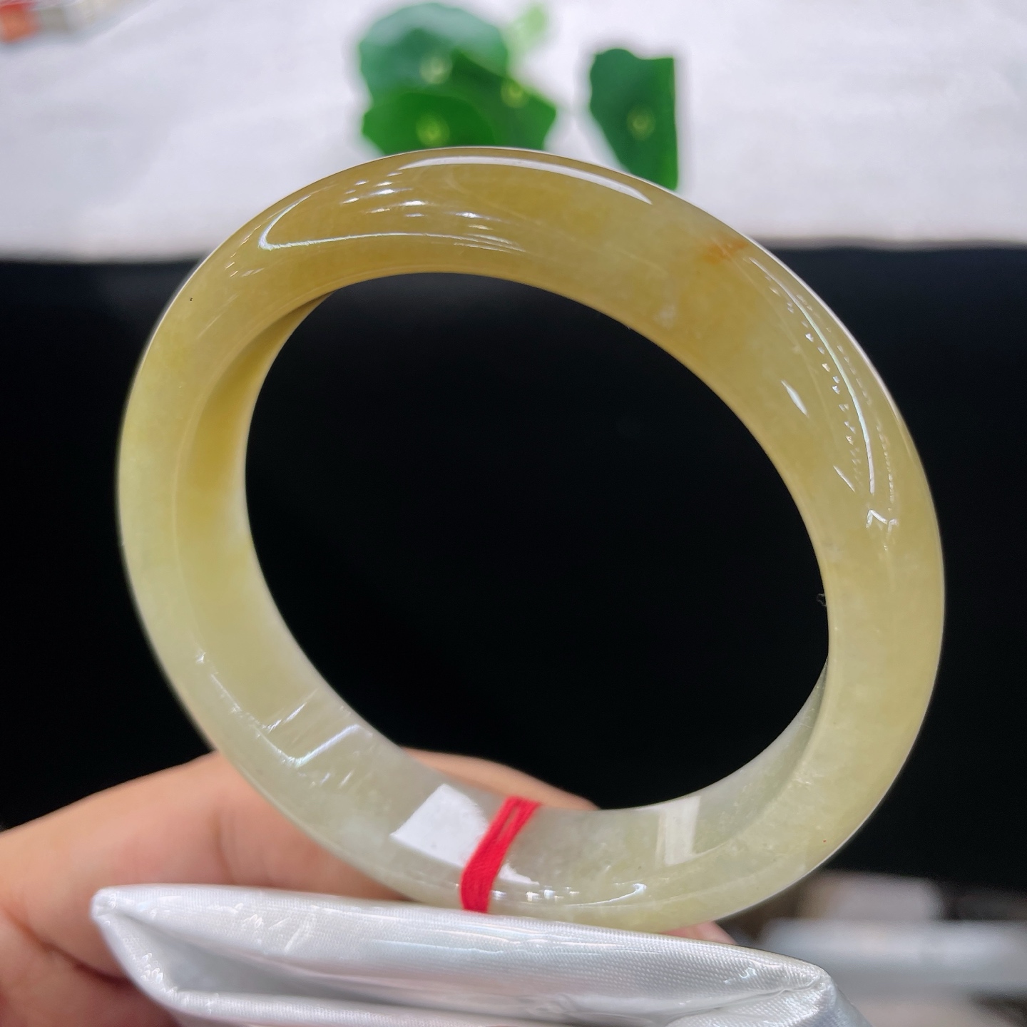 圈口55.7/13/7.6，天然黄翡正圈，55/56可戴，蜜黄清润流转，柔光缱绻绵长，微微棉