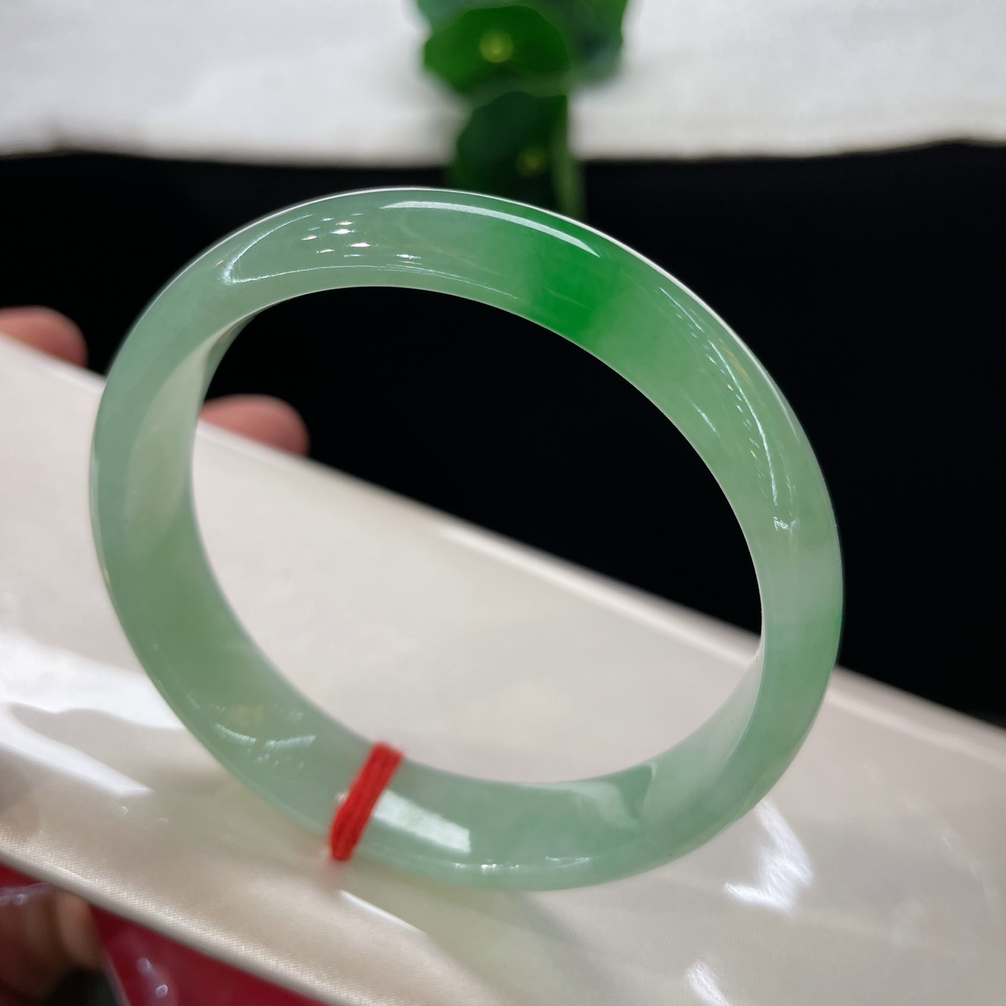 圈口59.8/14/6.9，晴底飘阳绿正圈，59/60可戴，不必遍身繁花，一抹俏绿足矣，揽春风入袖，守岁岁安然，无裂