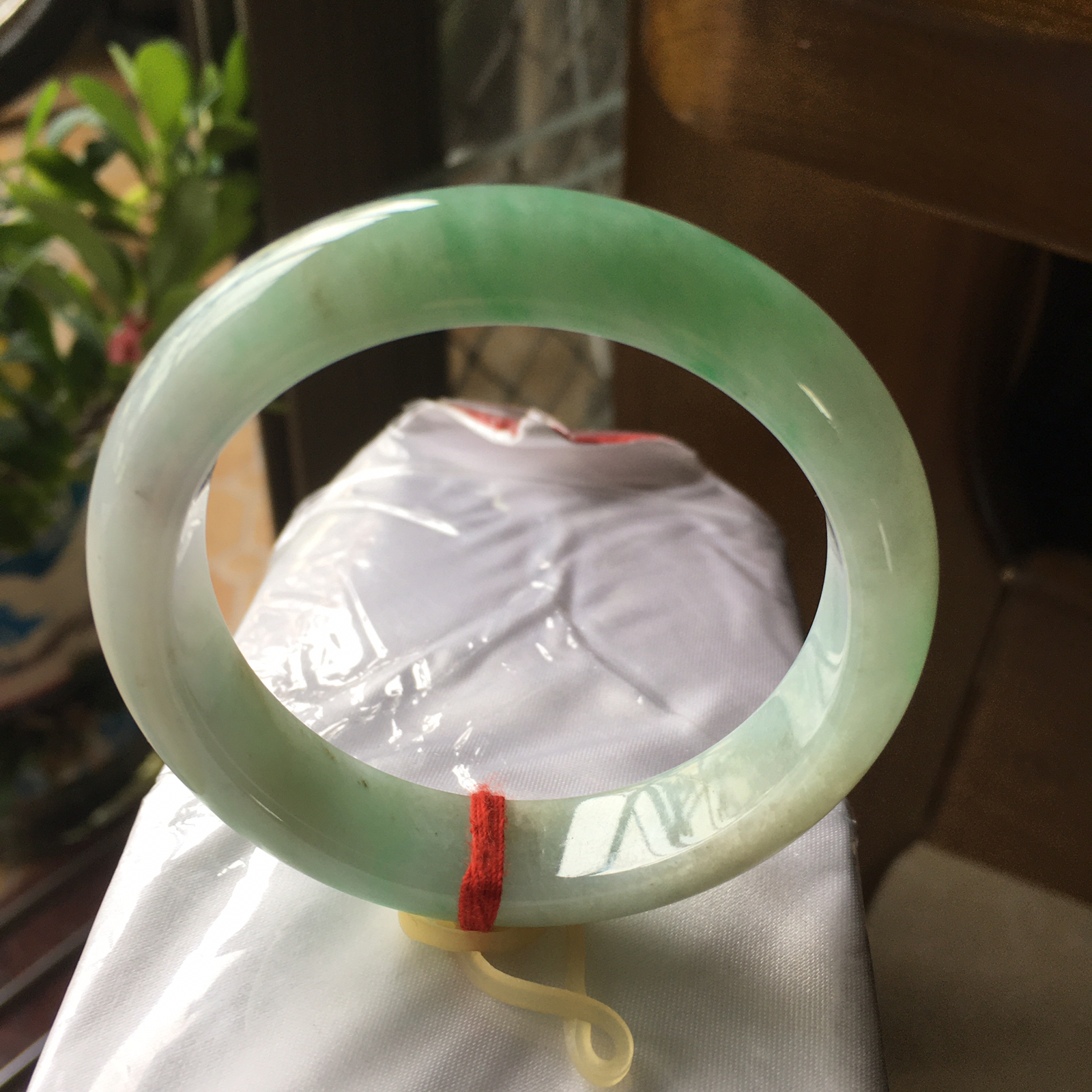 52圈口正圈飘绿手镯，版型正庄飘绿，质地细腻水润，自然光实拍，尺寸：52.8*12.7*7.9（毫米