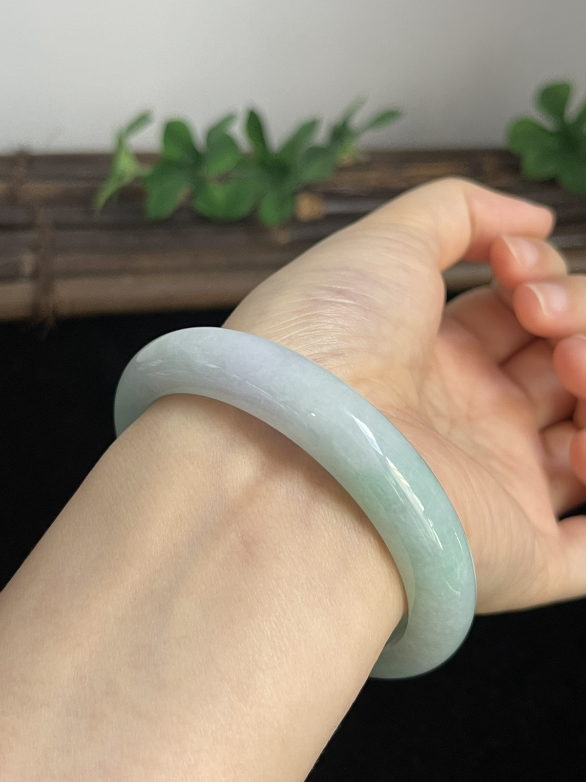 正圈58圈口，翡翠糯化种飘绿手镯