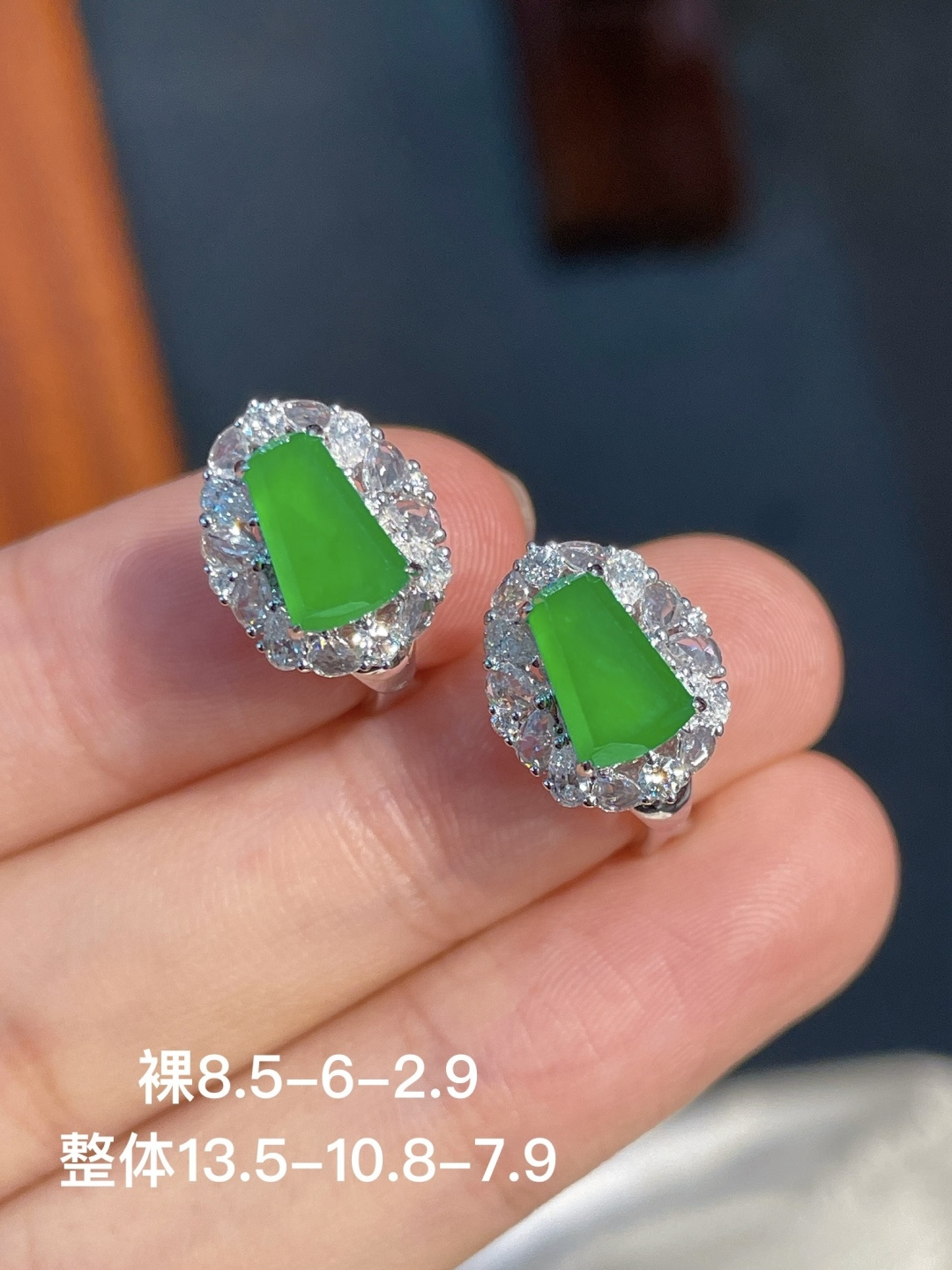 ️阳绿无事牌耳扣 无裂 18k金镶嵌，8.5-6-2.9