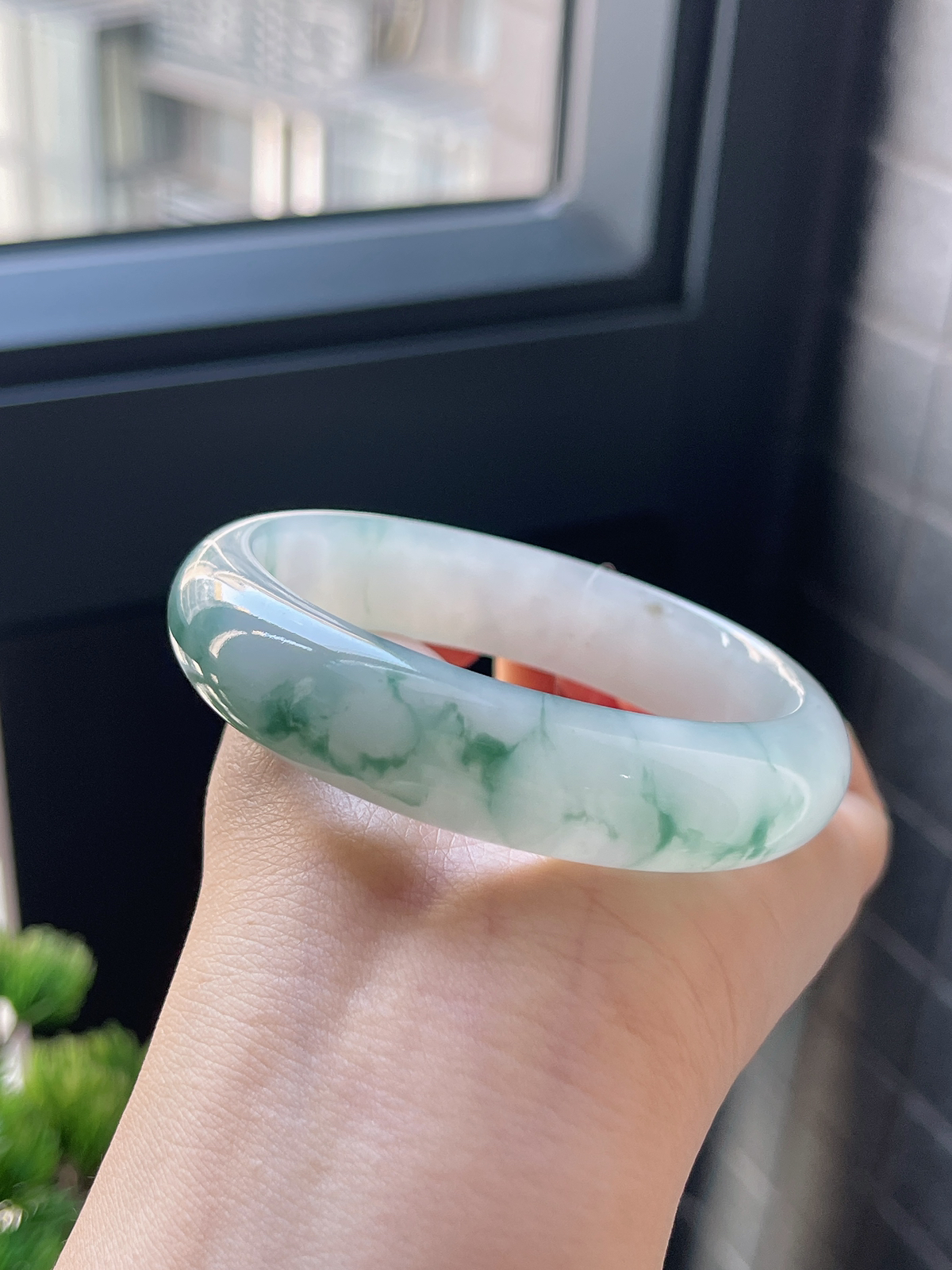 正圈58.6圈口，翡翠冰糯种飘绿手镯