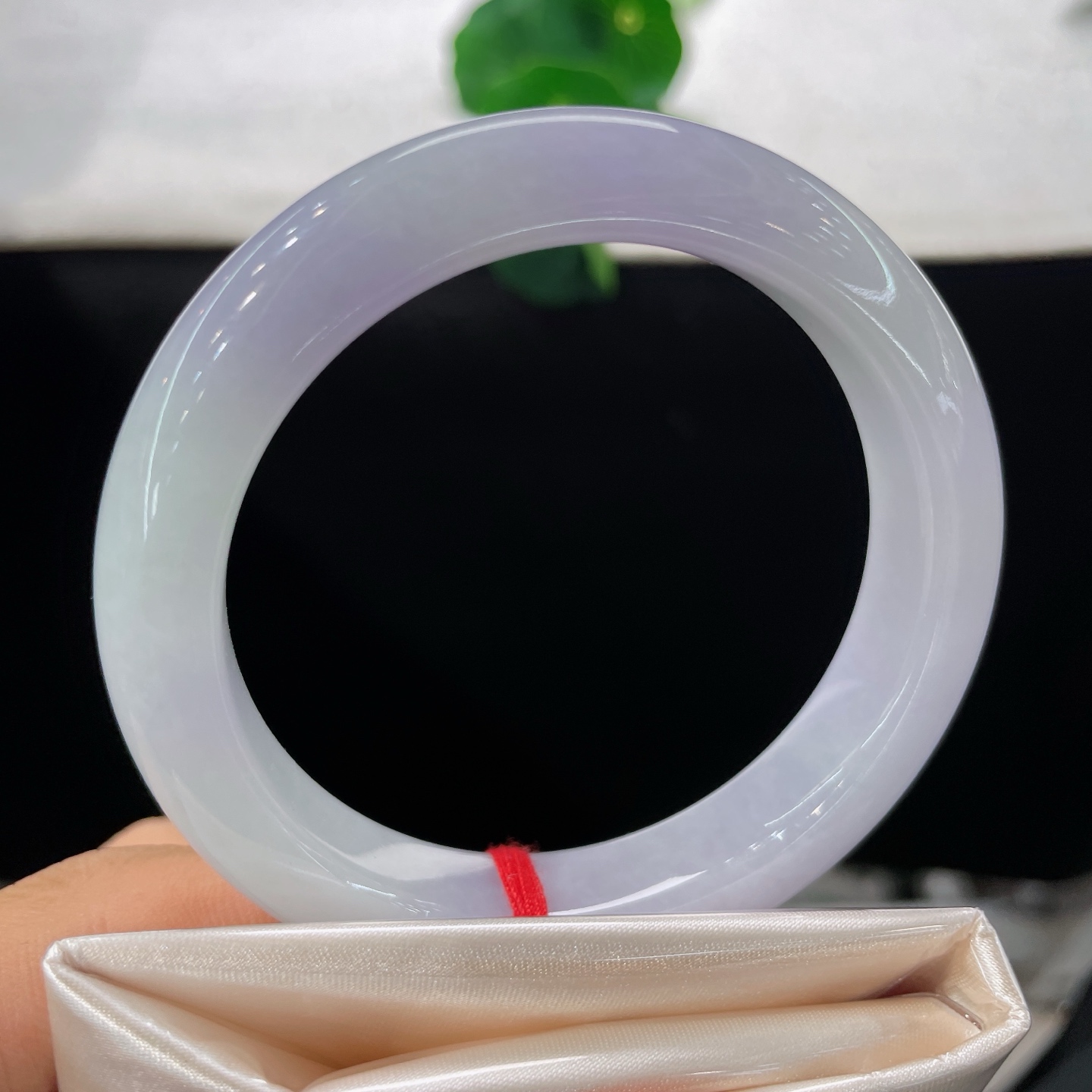 圈口56.1/12/8.8，正圈，55/56可戴，不缀青碧繁花，独揽半腕紫云清韵，无裂
